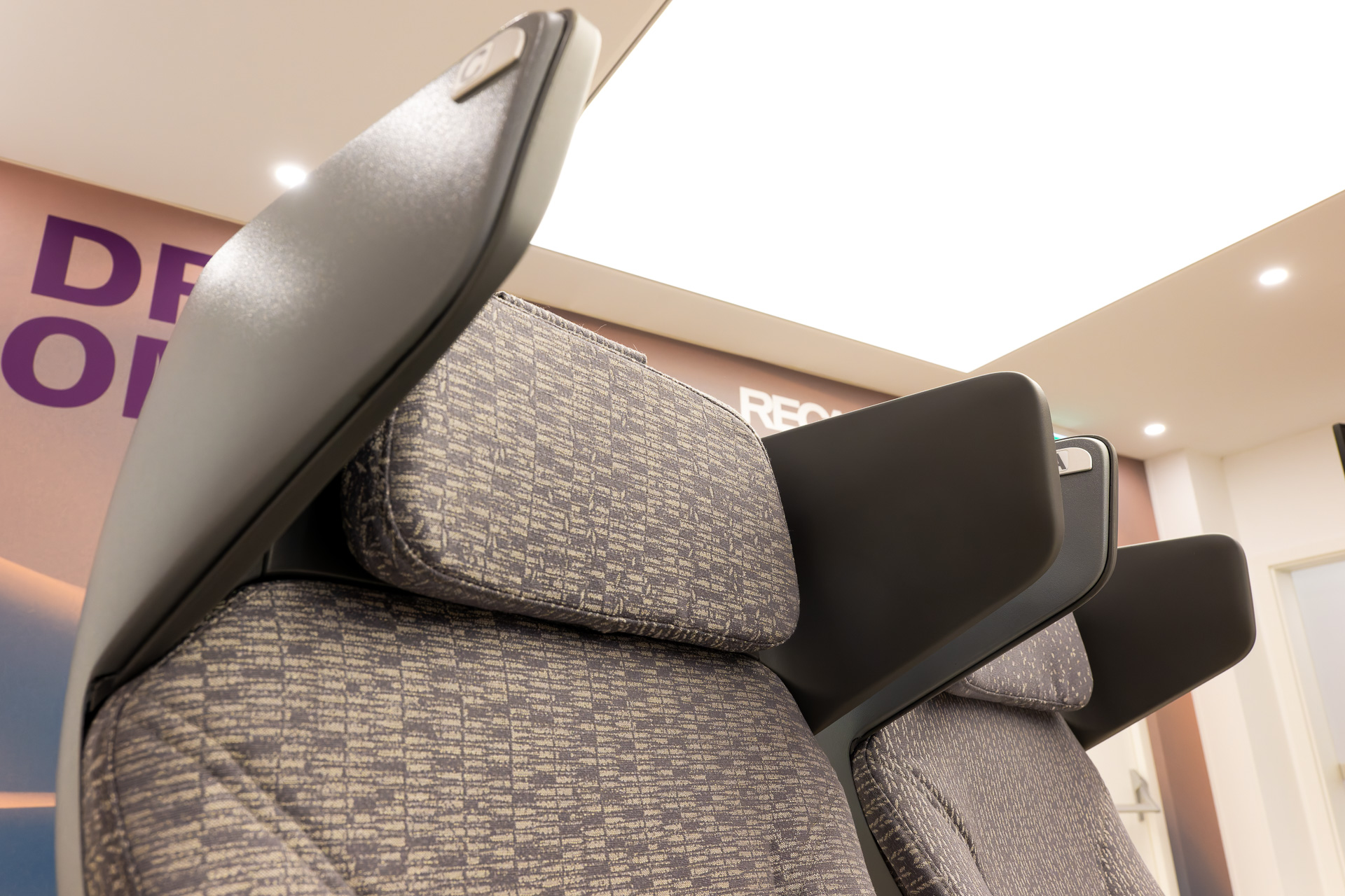 ヘッドレスト左右に貼り出したウイング部分で横からの視線を遮ることができる