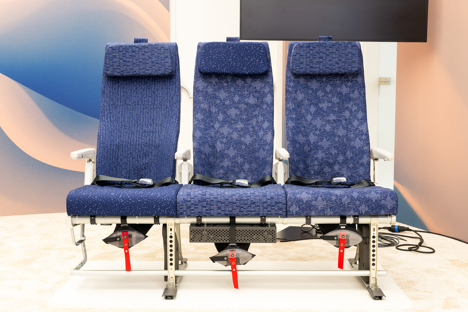 おなじみブルー基調のファブリックを採用。こちらも3脚でテクスチャが異なっている