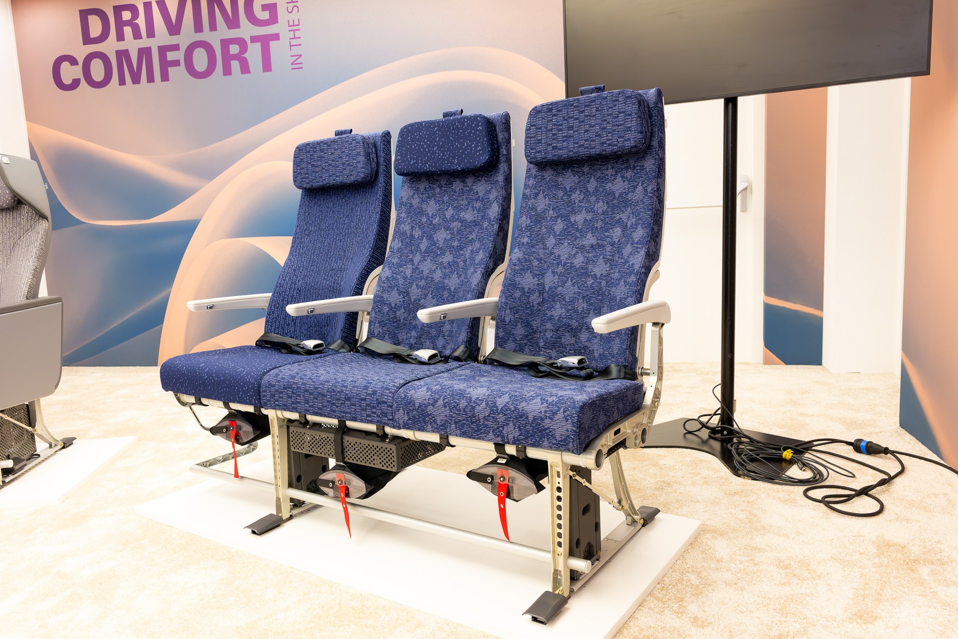 斜めから見ると、座面や背もたれに複雑なカーブを施しているのが分かる