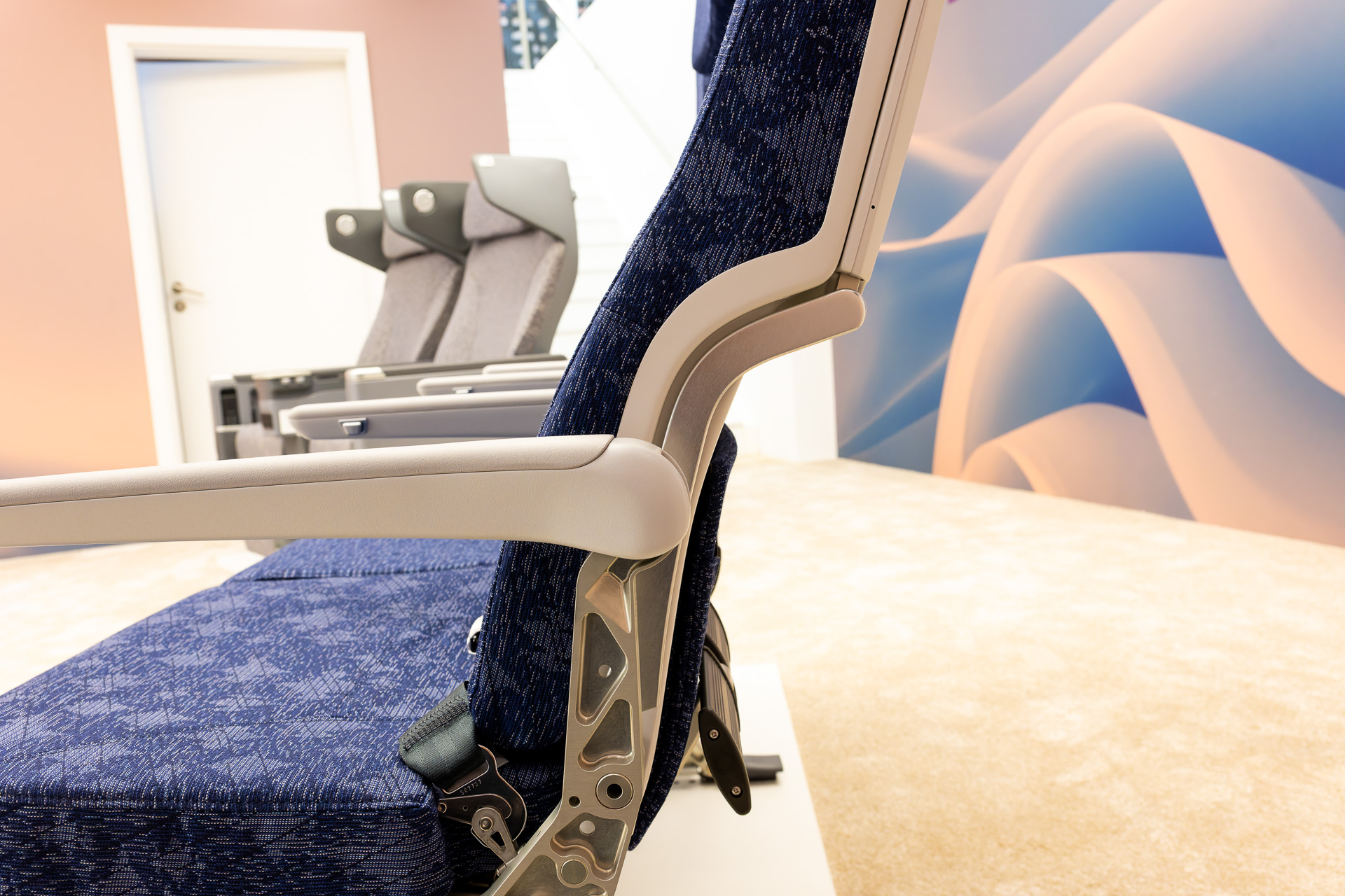 レカロのこだわりが詰まったという背もたれのカーブ。強度を維持しつつ、後席の膝元に＋1インチの余裕を生んだ