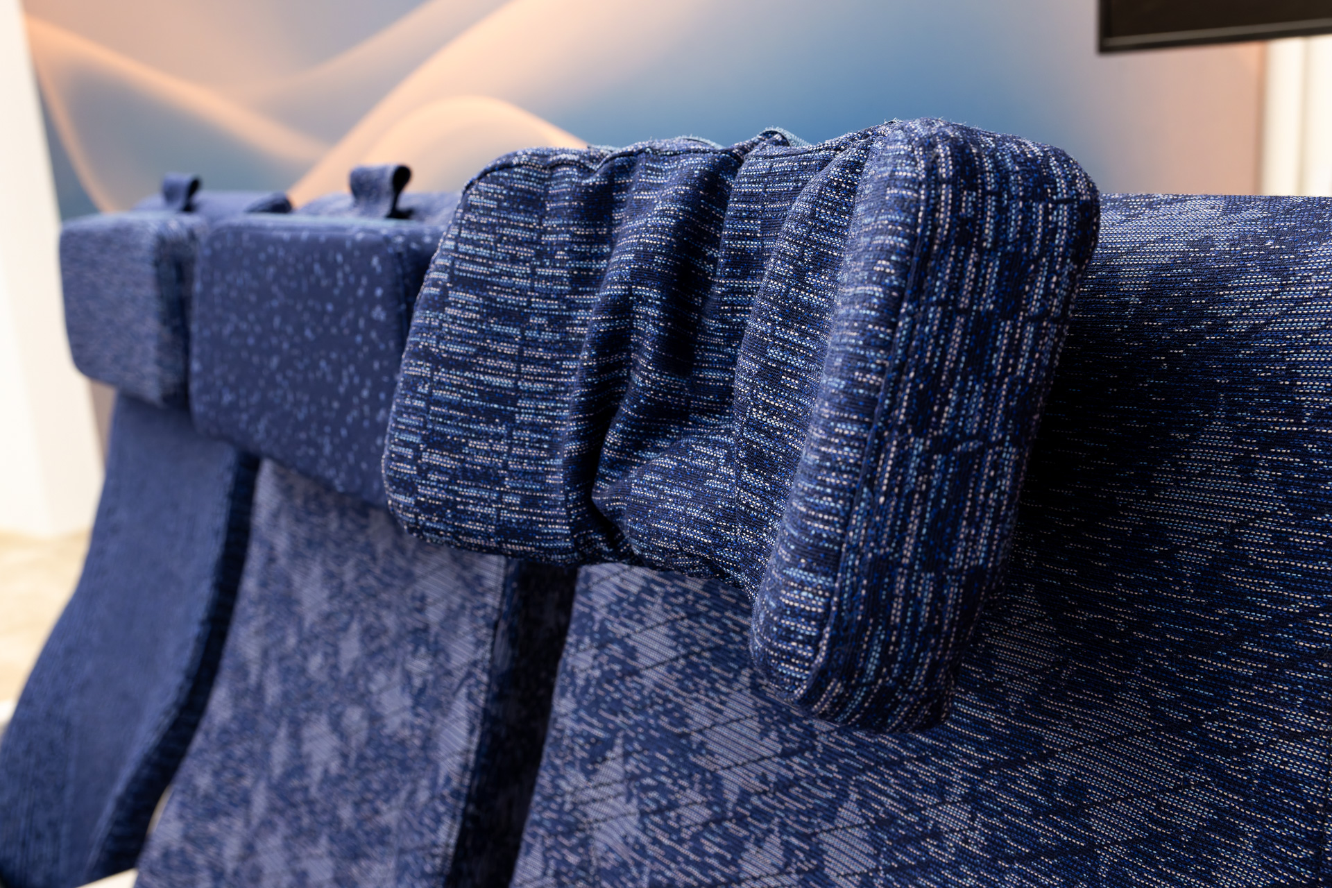 こちらもヘッドレストは折り曲げられるタイプ