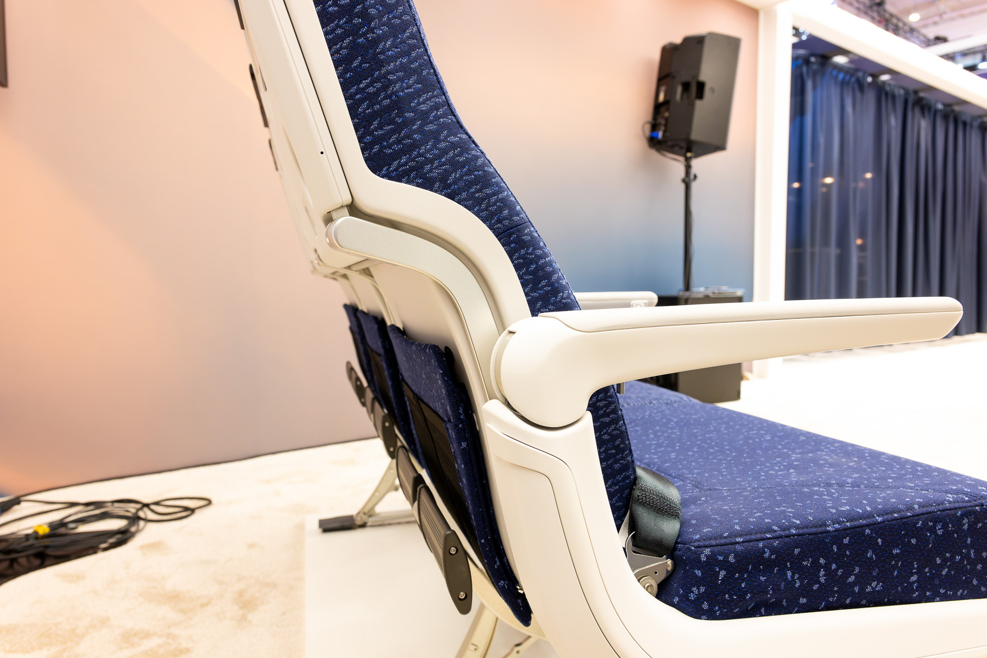 個人用モニターがタッチ式になったため、物理コントローラーを廃止して軽量化している