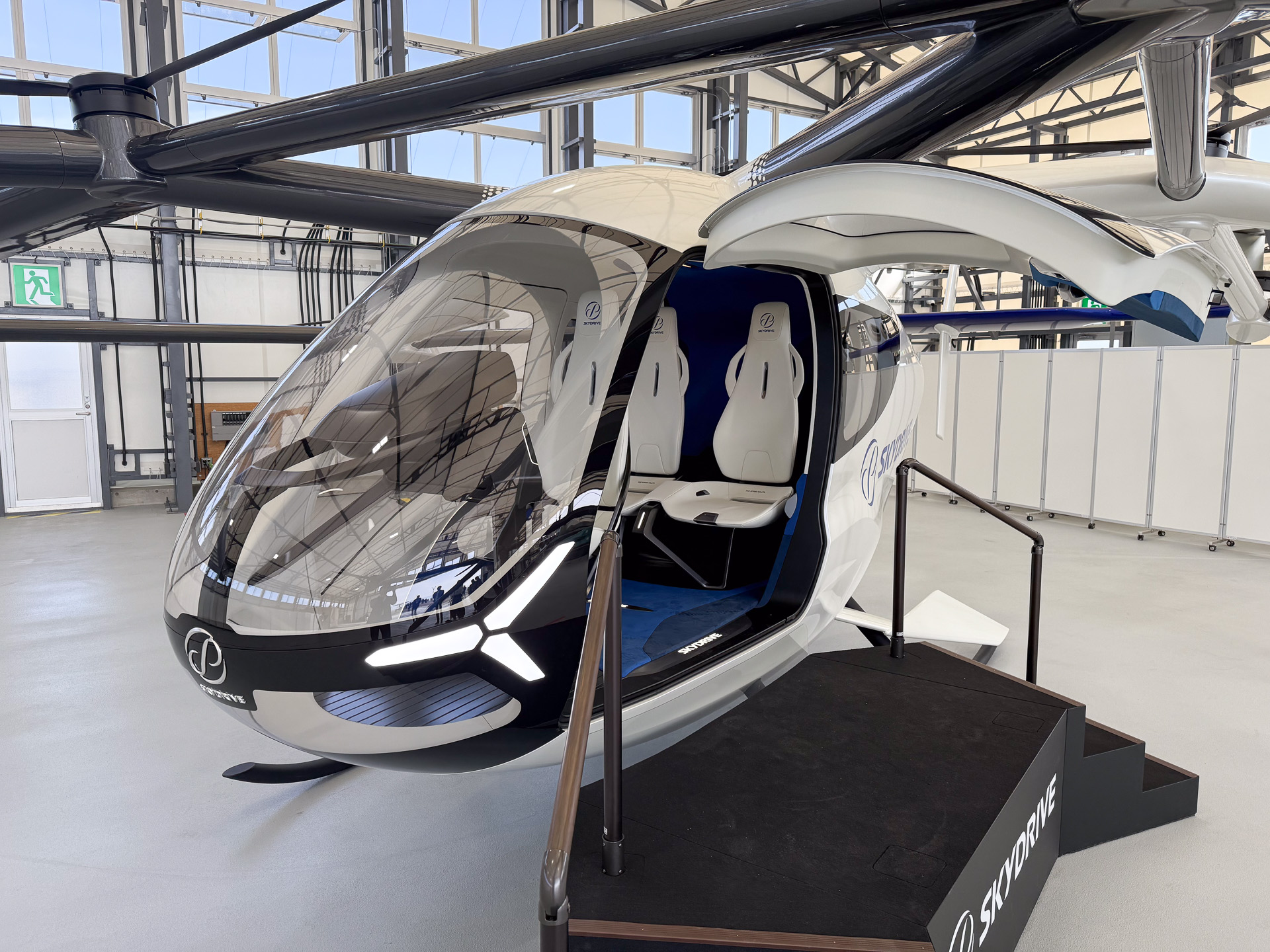 格納庫で展示したSkyDriveのSD-05型