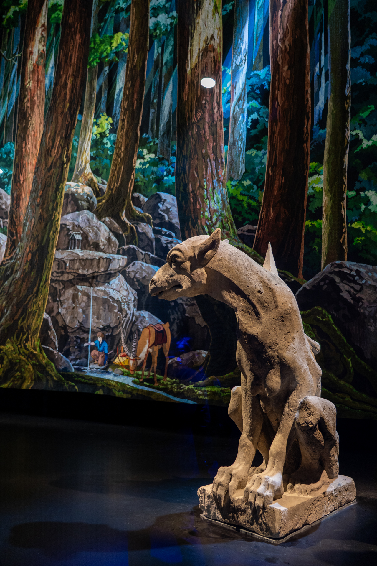 まず出迎えてくれるのはノートルダム大聖堂のキマイラ像。その背景には「もののけ姫」の1シーンをフランスの伝統的な織物技術で表現した巨大タペストリー。これ必見！
