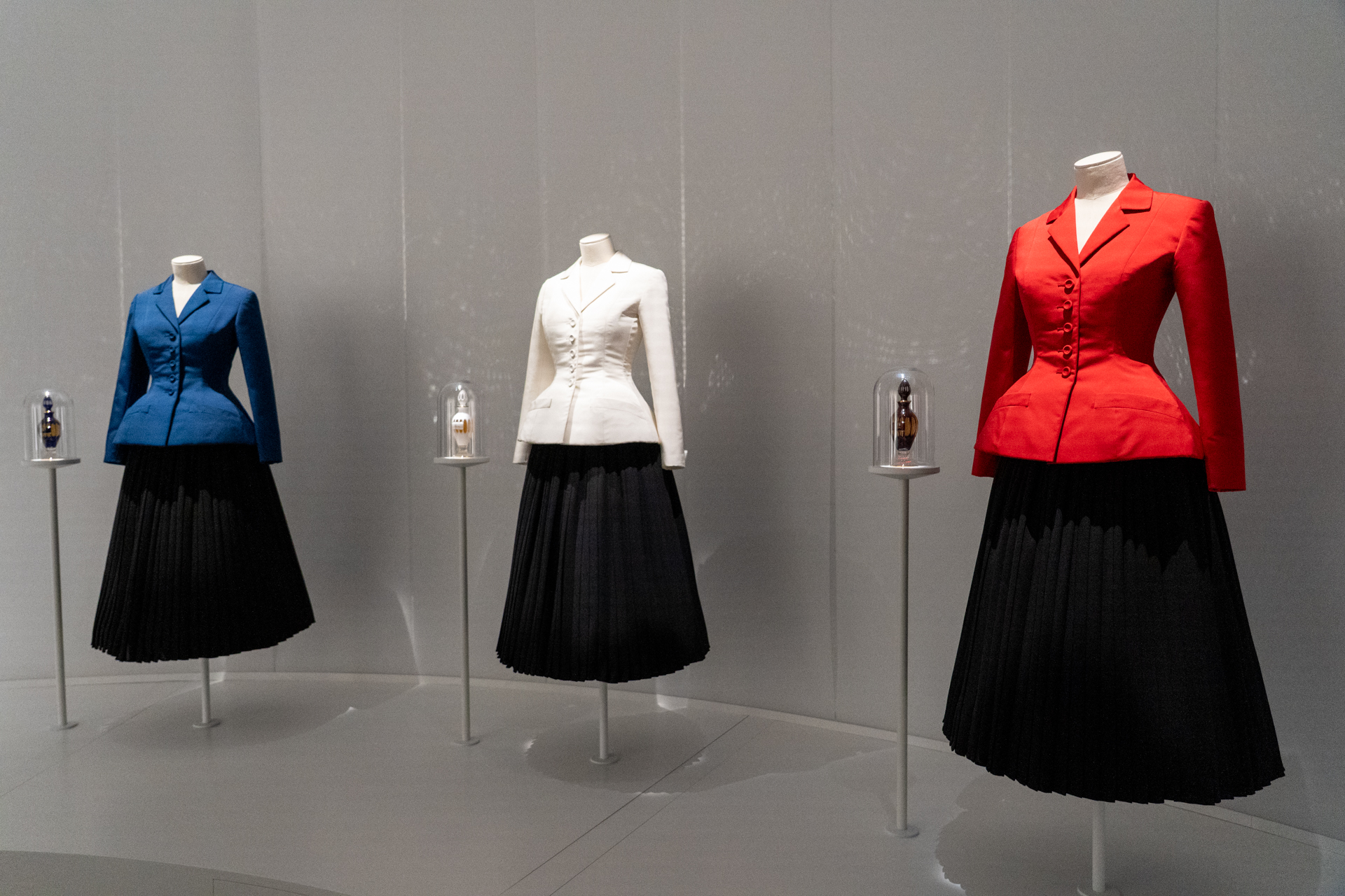 “愛を持って洋服を作ったり技術を存続していく”ことを想像させるディオールの展示