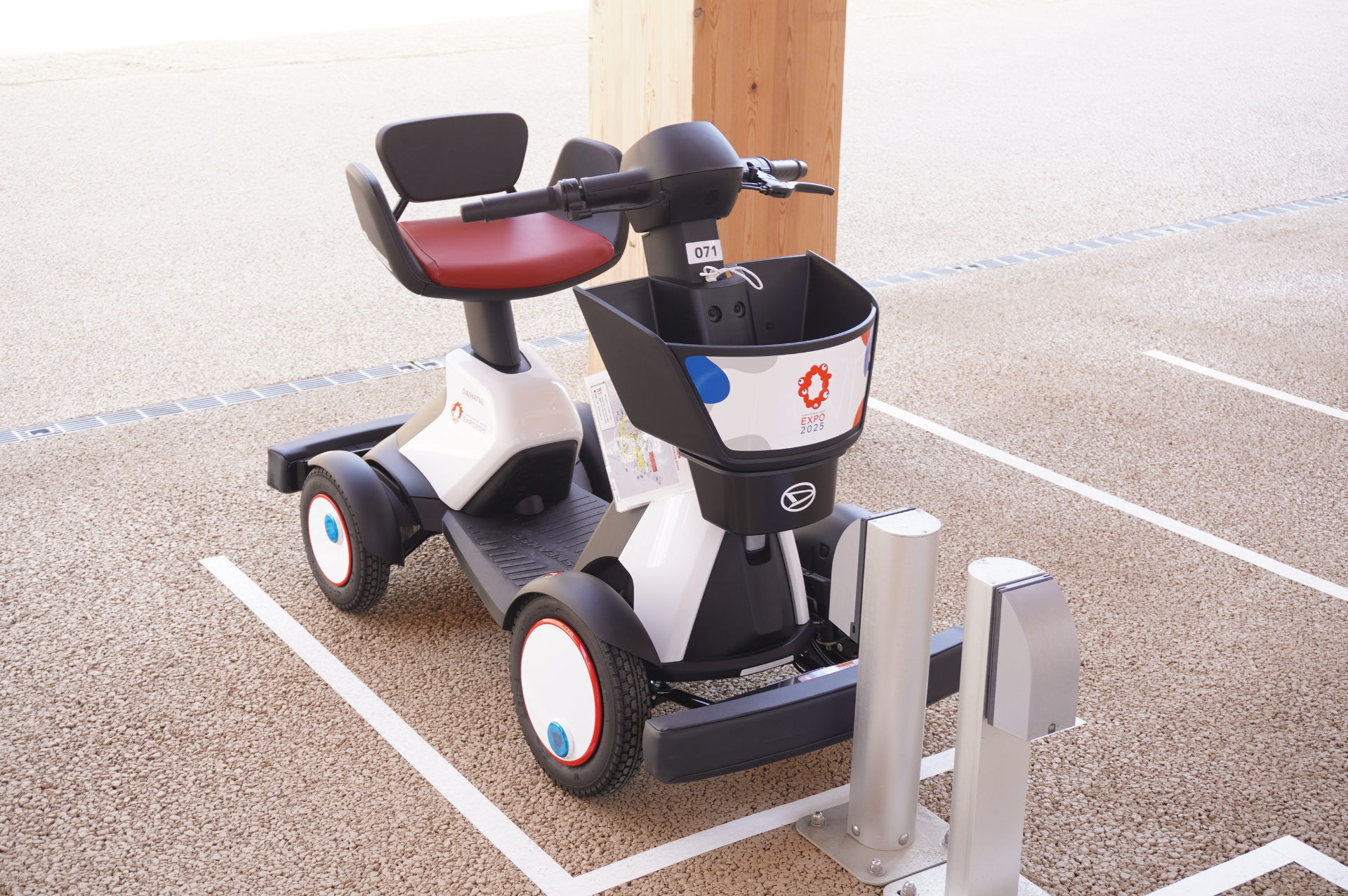 東西ゲート付近に貸出所（赤の印）、会場内の各ゾーンに駐機場（青の印）が点在