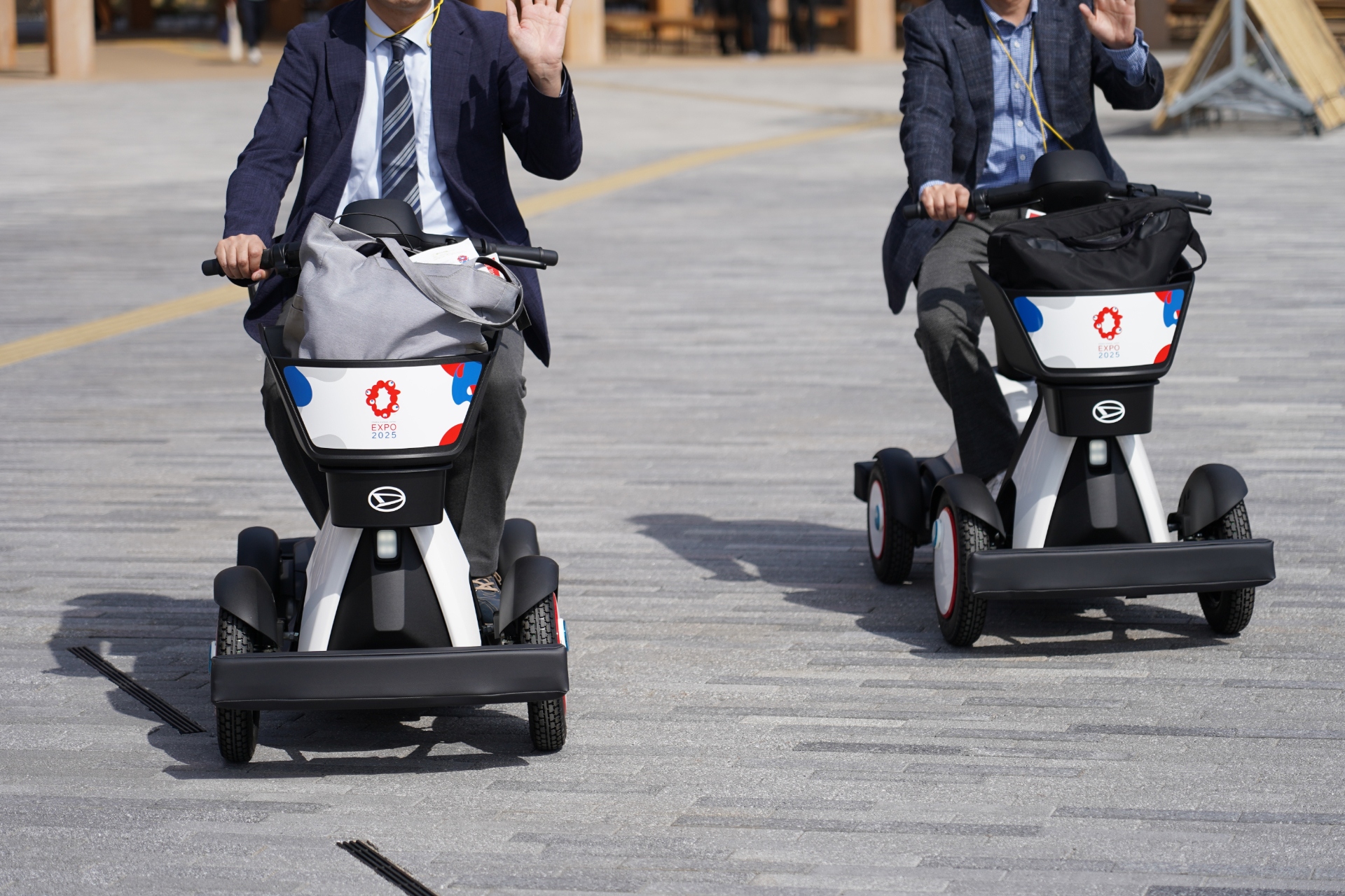 広い万博会場は、無料の電動カートに乗って移動できる