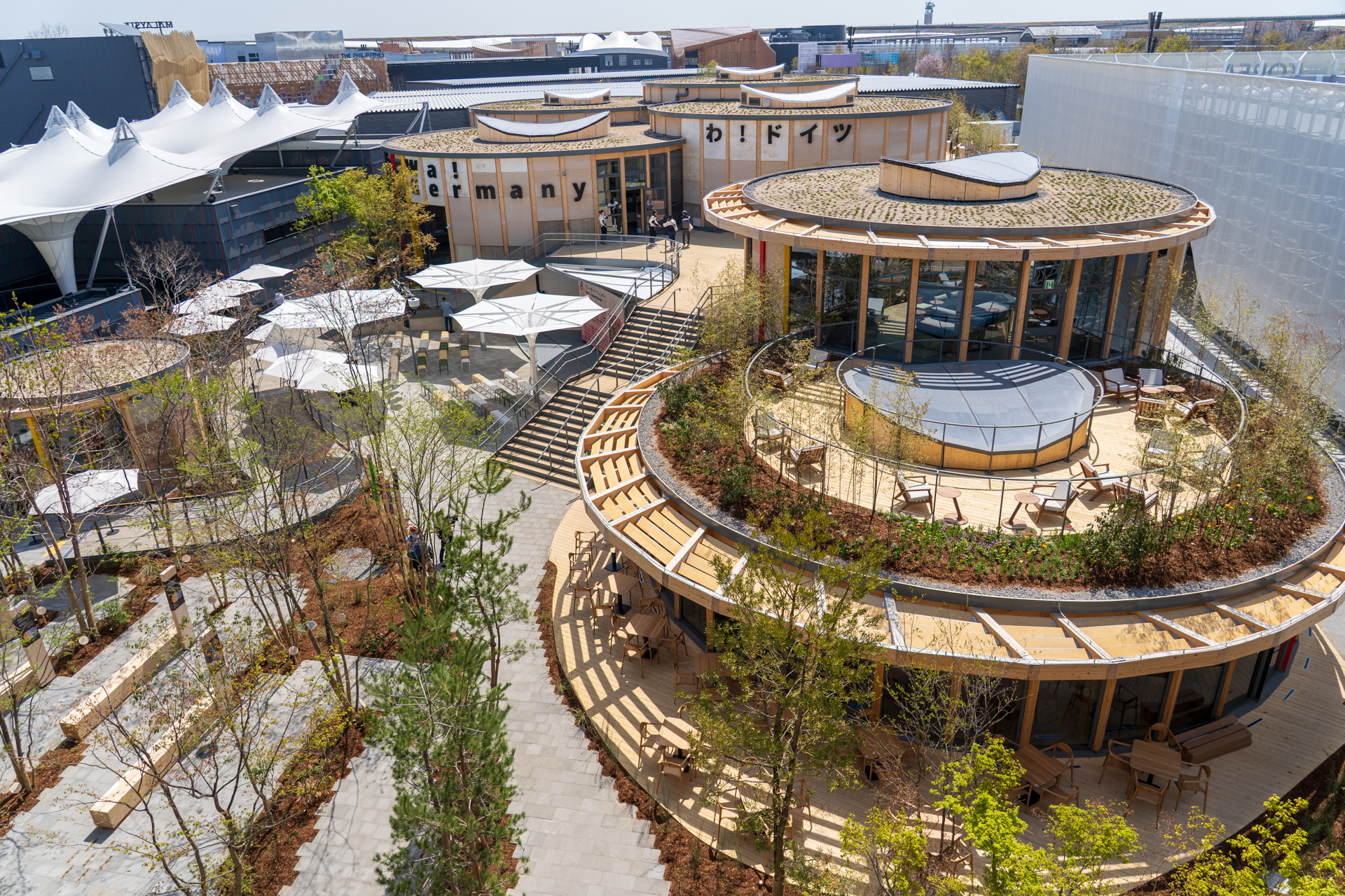 「循環」がコンセプトのドイツパビリオンは建物自体も大小さまざまな円形。大屋根リングから見下ろすとその全容がよく分かる