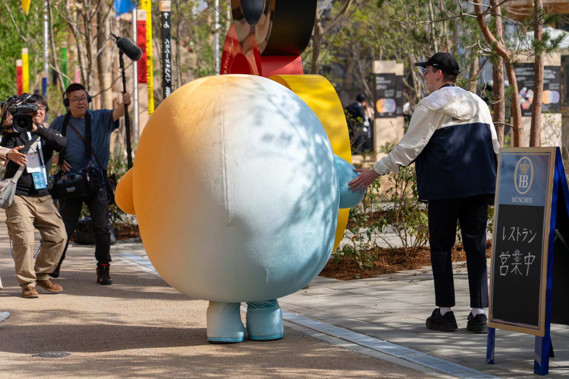 あの丸っこい後ろ姿は？と思ったら……