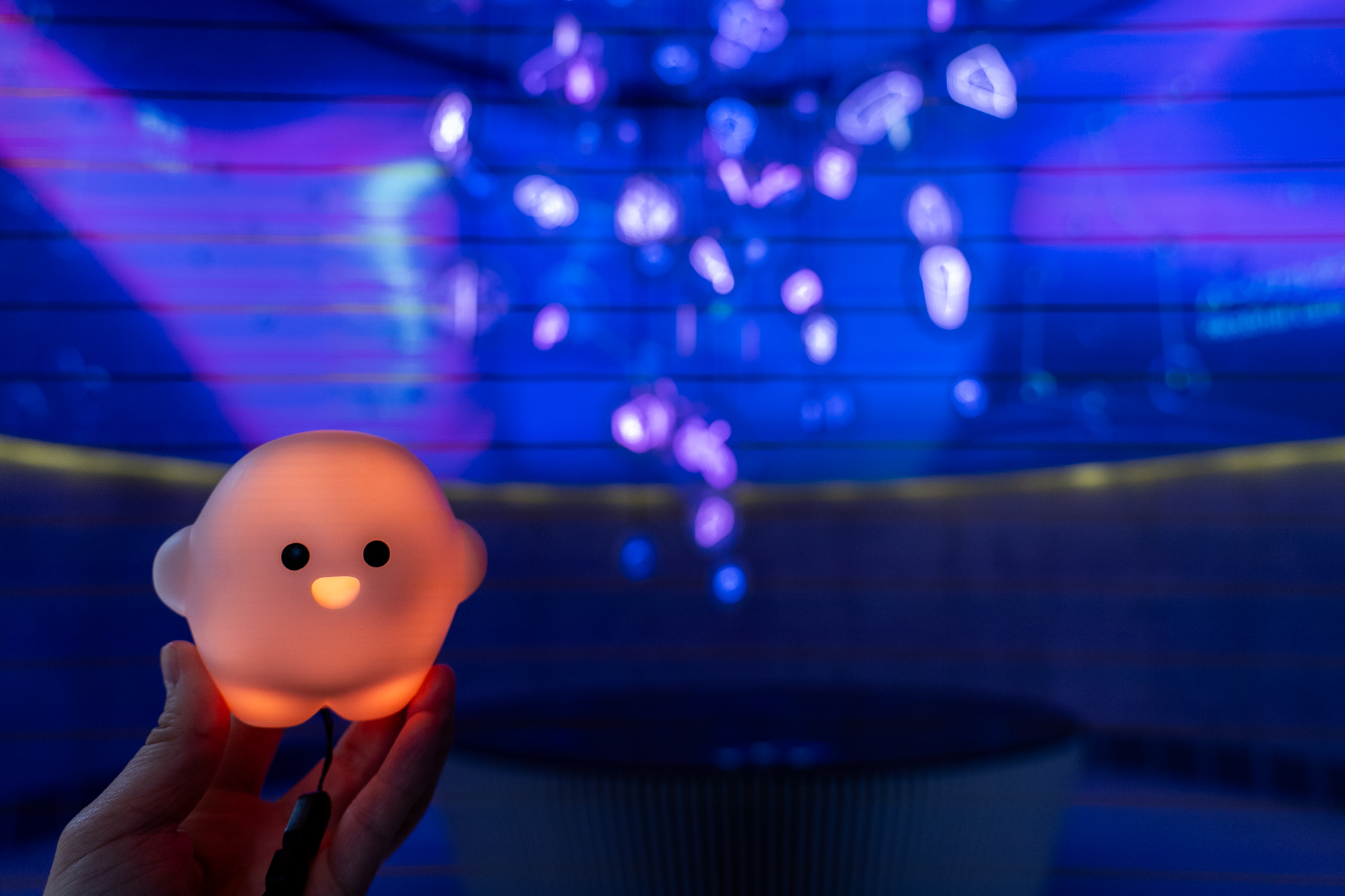 幻想的な演出のデジタル空間も