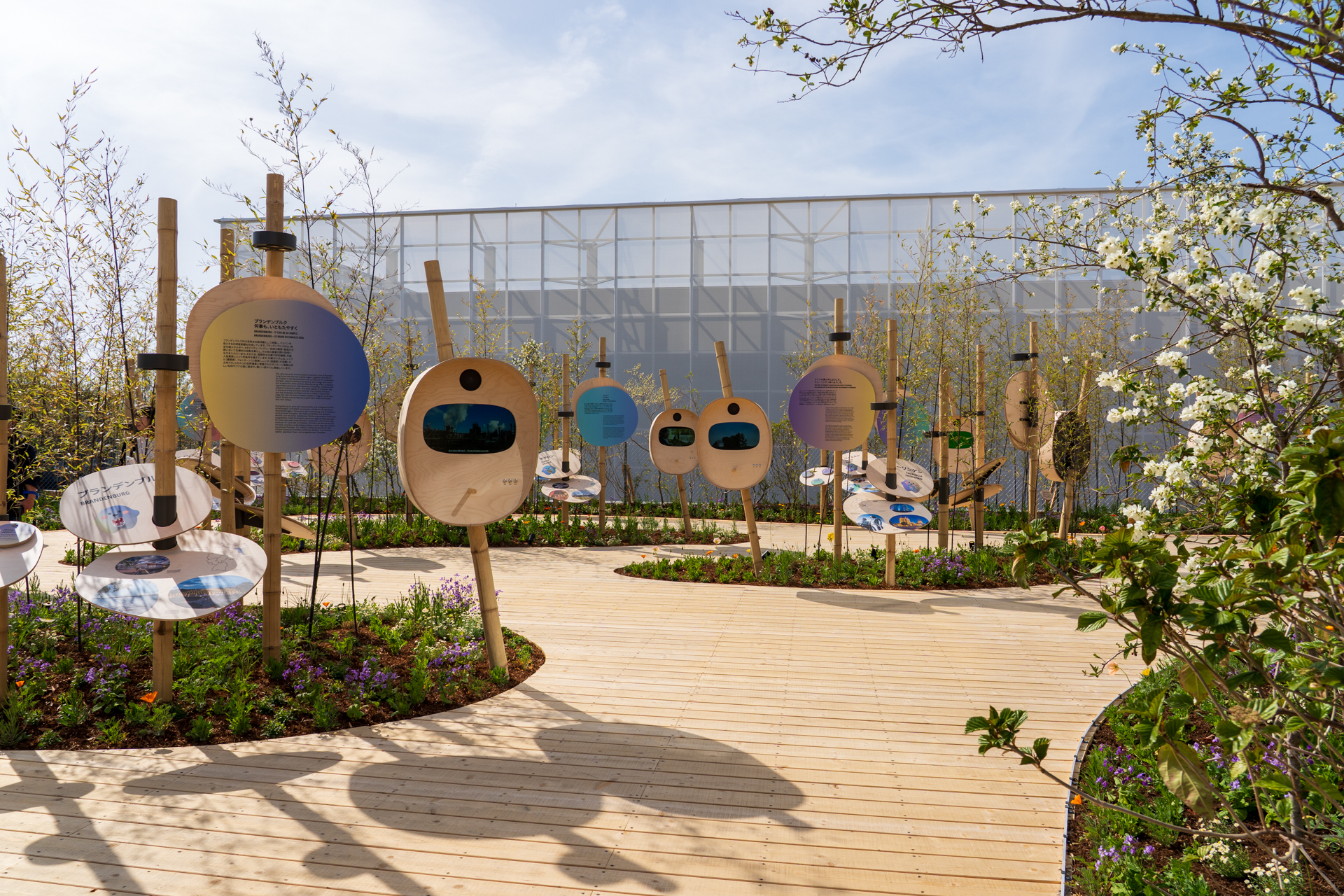 屋外エリアはドイツの16の連邦州の魅力を紹介する「色とりどりの庭」。万博会期中は草木が成長していくはずなので景色の変化も楽しめそうだ