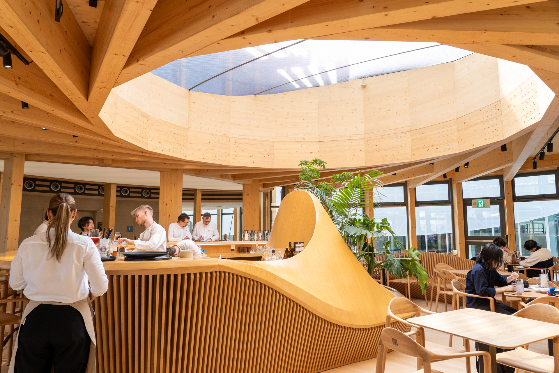 例えば軽食の「ニュルンベルク風焼きソーセージ」はソーセージ3本、ザワークラウト、パンが付いて1700円