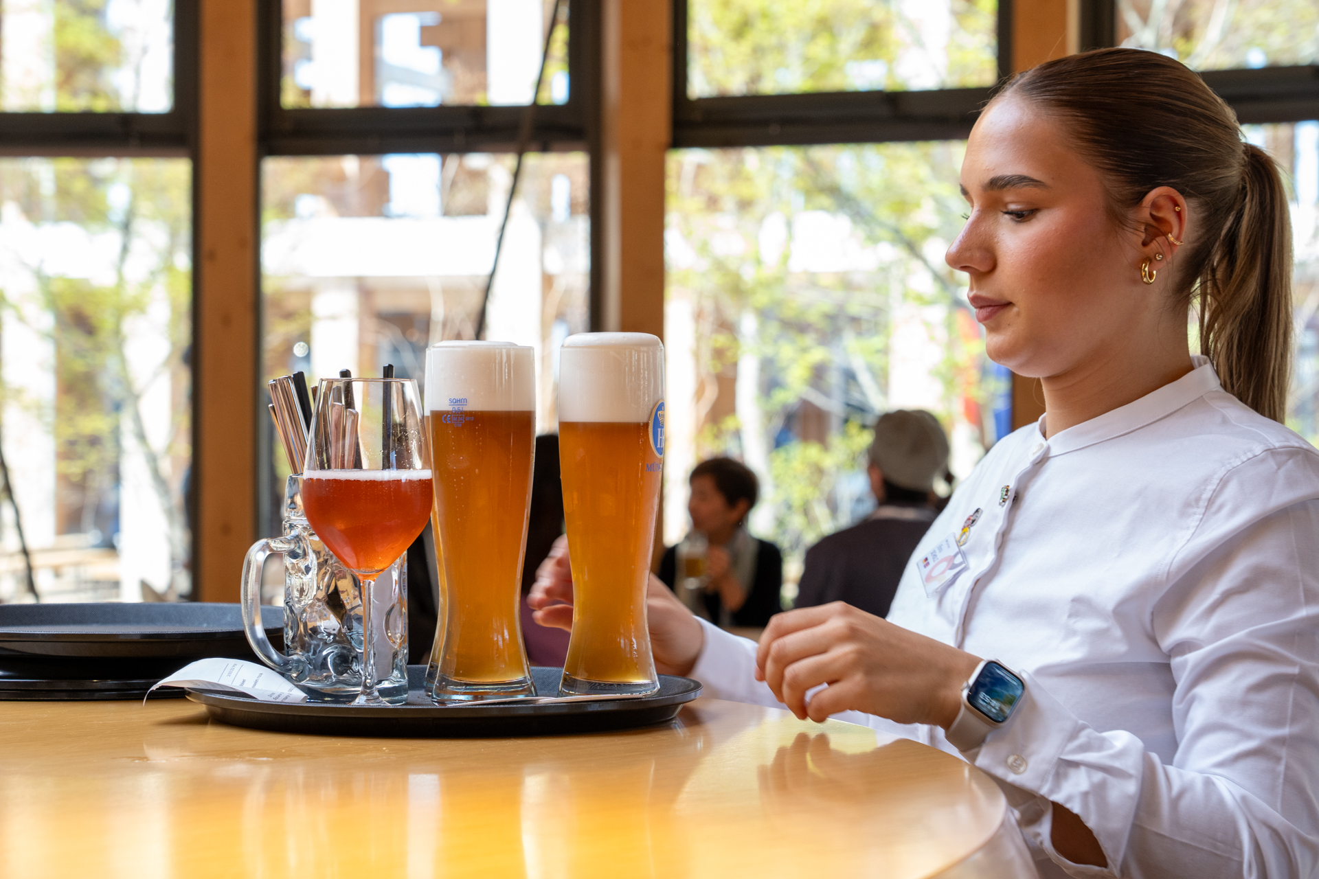 目の前でこんな光景を見ていたらガマンができず生ビールを注文。ホフブロイラガー300mLで1200円（500mLは2000円）