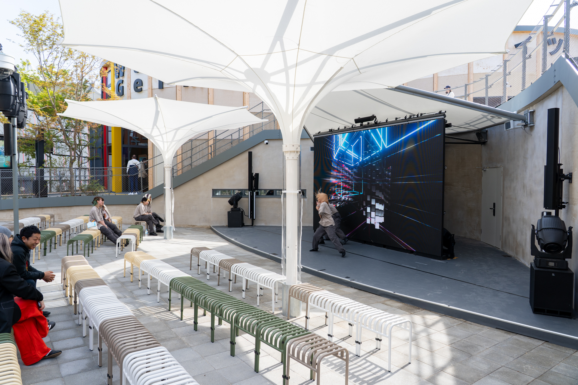 屋外にはイベントなどを開催するステージも