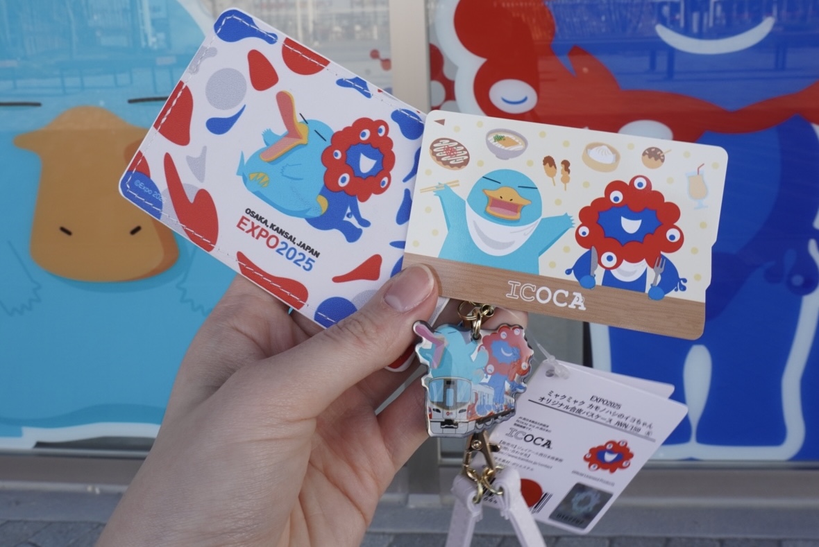 さっそくオフィシャルストアの前で記念撮影してみた