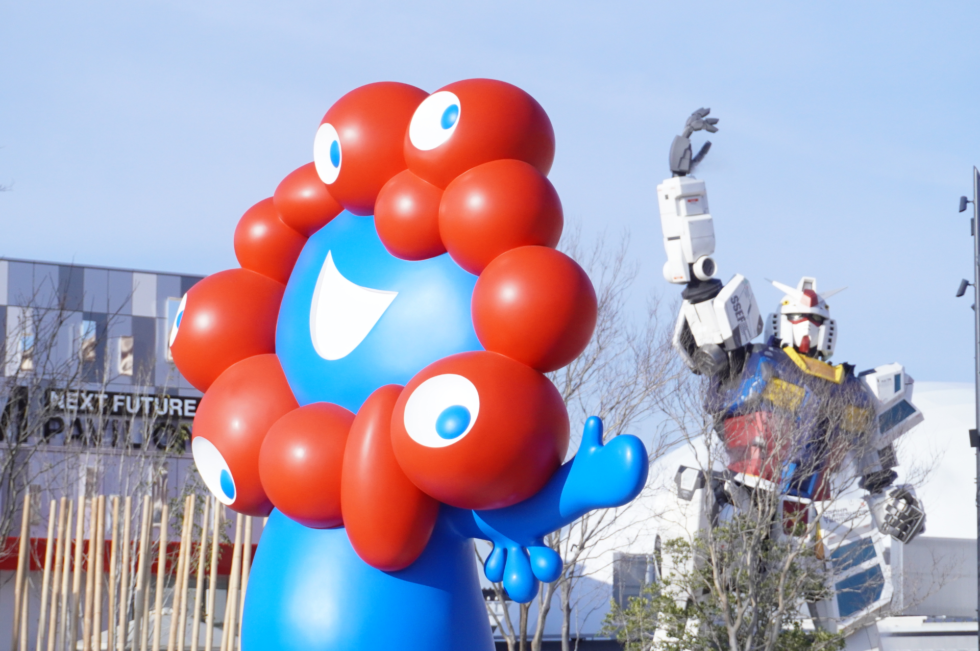 万博会場の「西ゲート」側では、ミャクミャク×機動戦士ガンダムの2ショットが狙える！