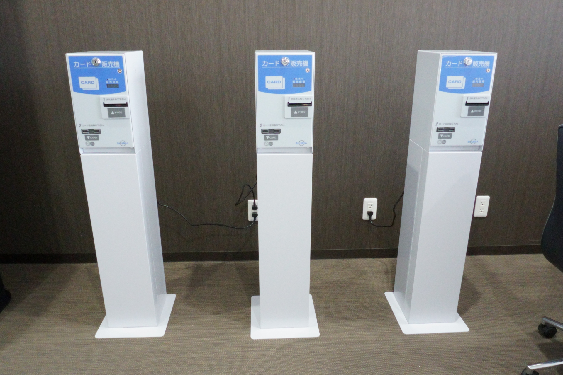 会場内のプリペイドカード販売機では「楽天Edy」を1000円（手数料300円＋チャージ700円分）で購入できる