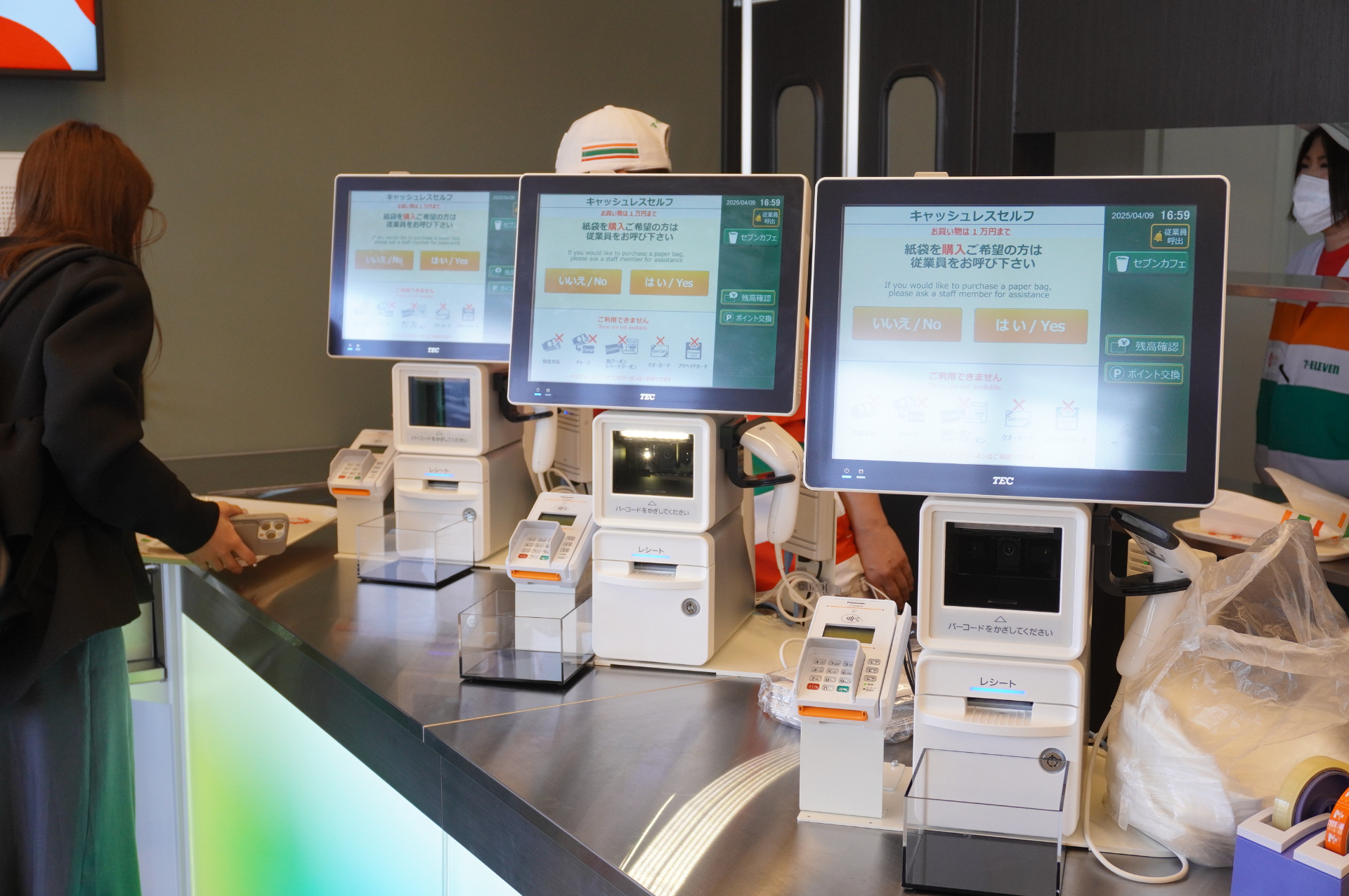 会場内はすべてキャッシュレス。使える電子マネーは店舗・施設により異なる