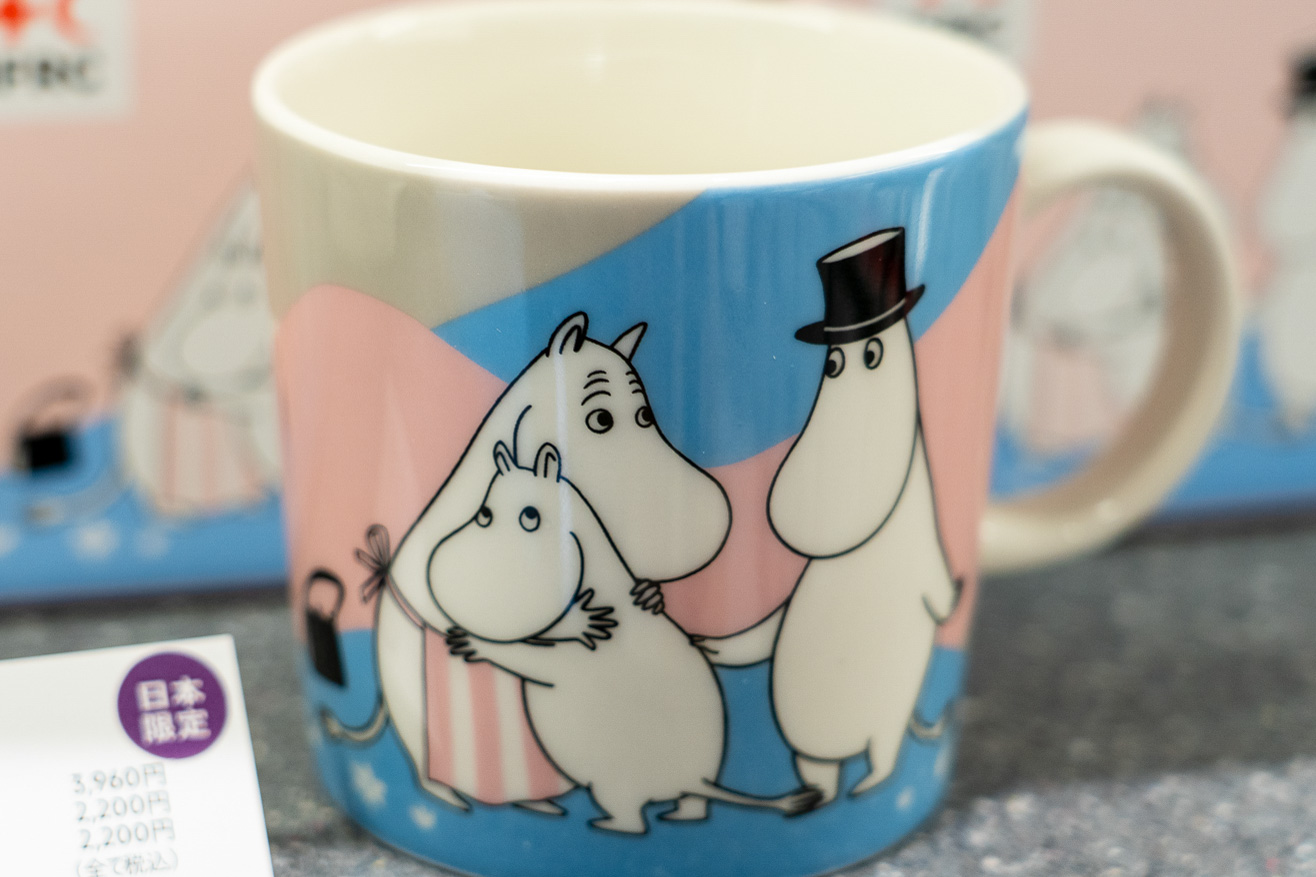 赤十字パビリオンでムーミングッズを1つ買うと1ユーロの寄付になる