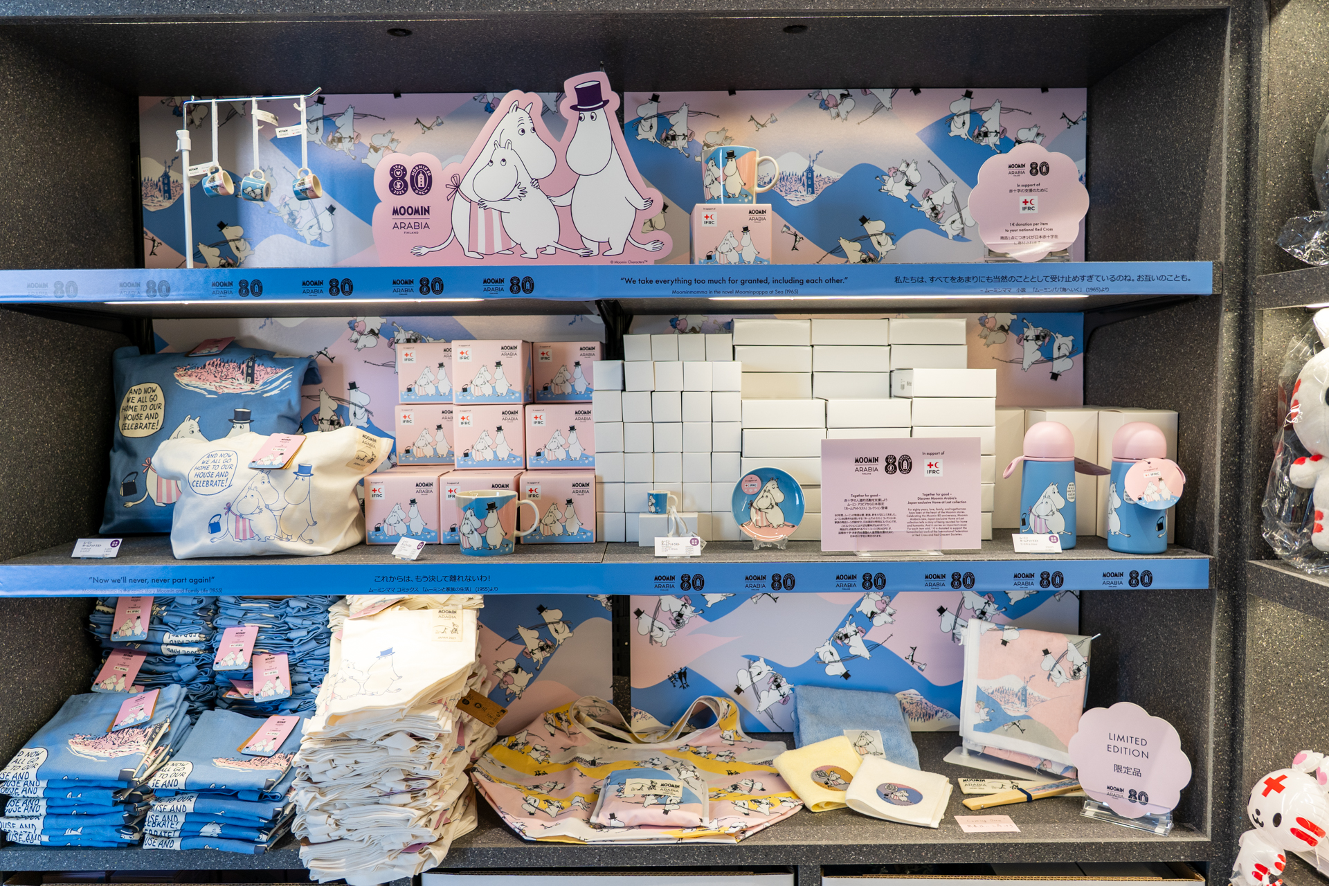 赤十字とコラボ関係にあるムーミンの80周年記念アイテムを販売する。なおショップのみの利用はできない