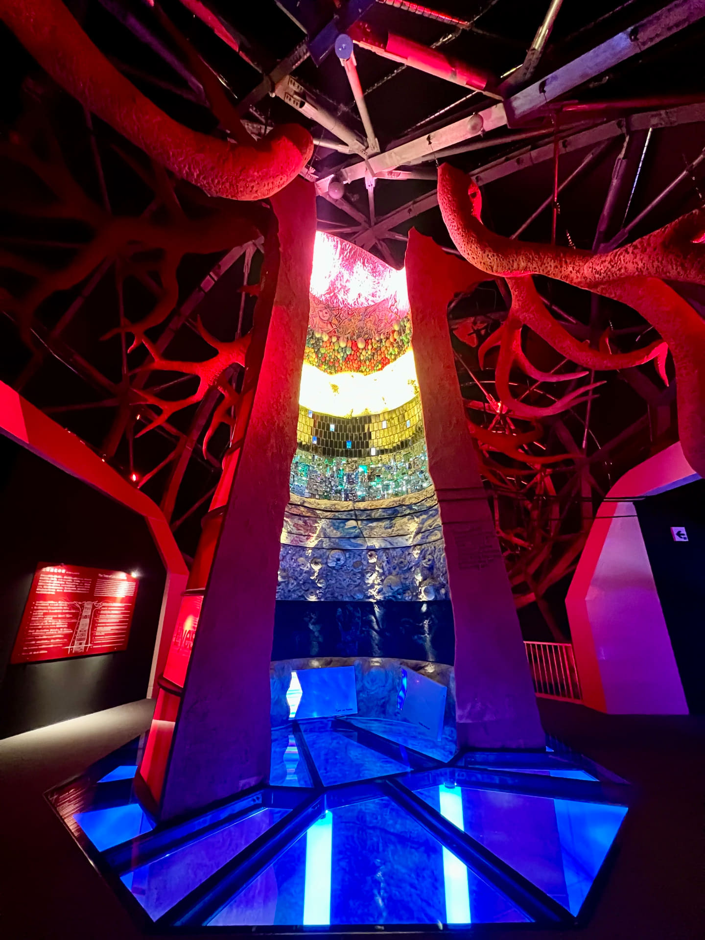 過去・現在・未来を表現した「生命進化の樹」。地下から天井まで0～10の地層になっている