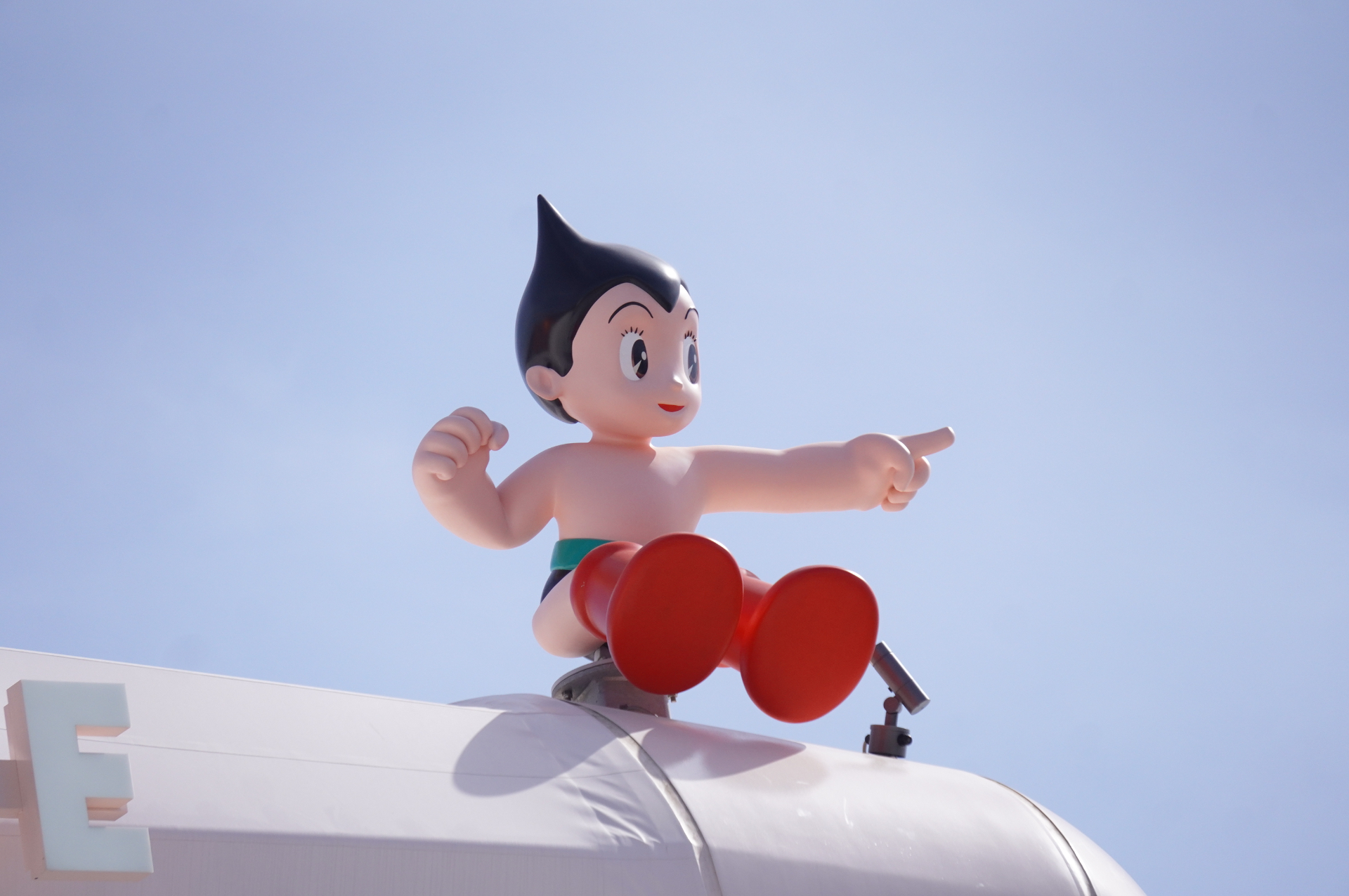 螺旋型のパビリオン建築デザインにも注目。先端に座るのは「鉄腕アトム」