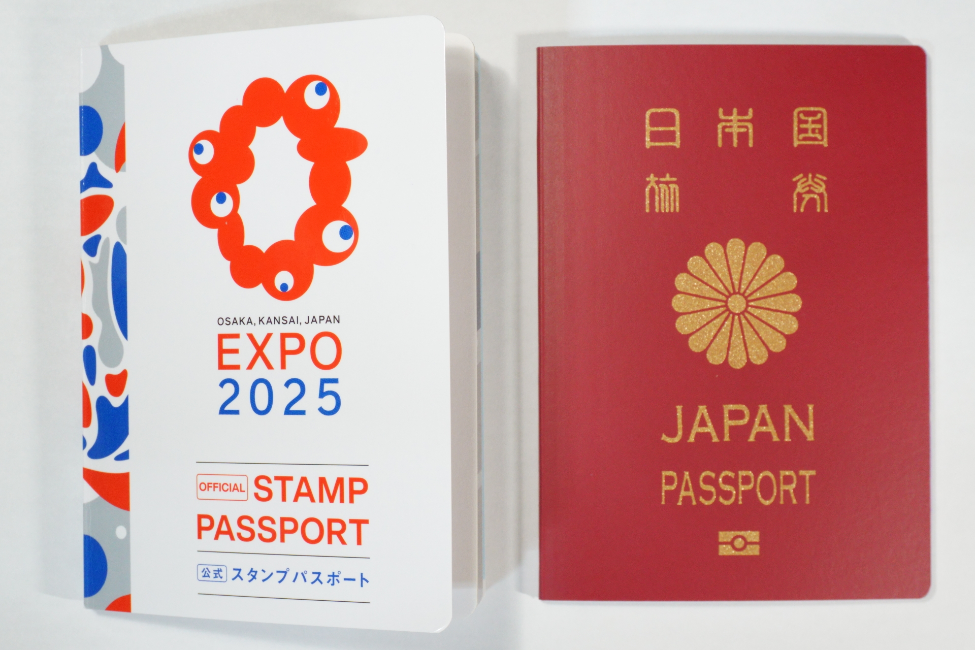 スタンプパスポートは日本のパスポートと同じサイズ（写真ではスタンプパスポートの表紙が浮いているのでやや大きく見えるかも）