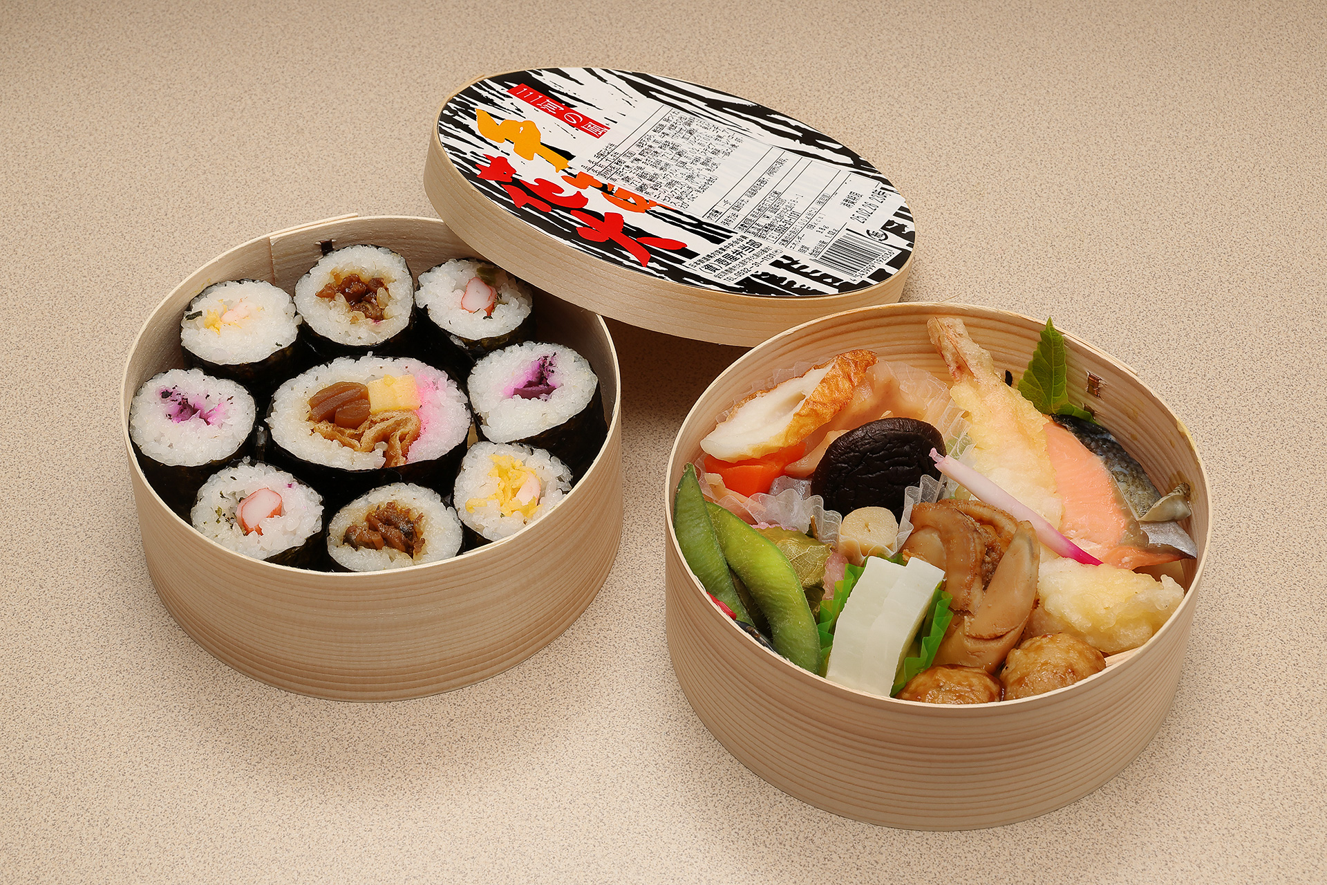 上段には海苔巻き、下段はおかずの2段重ね