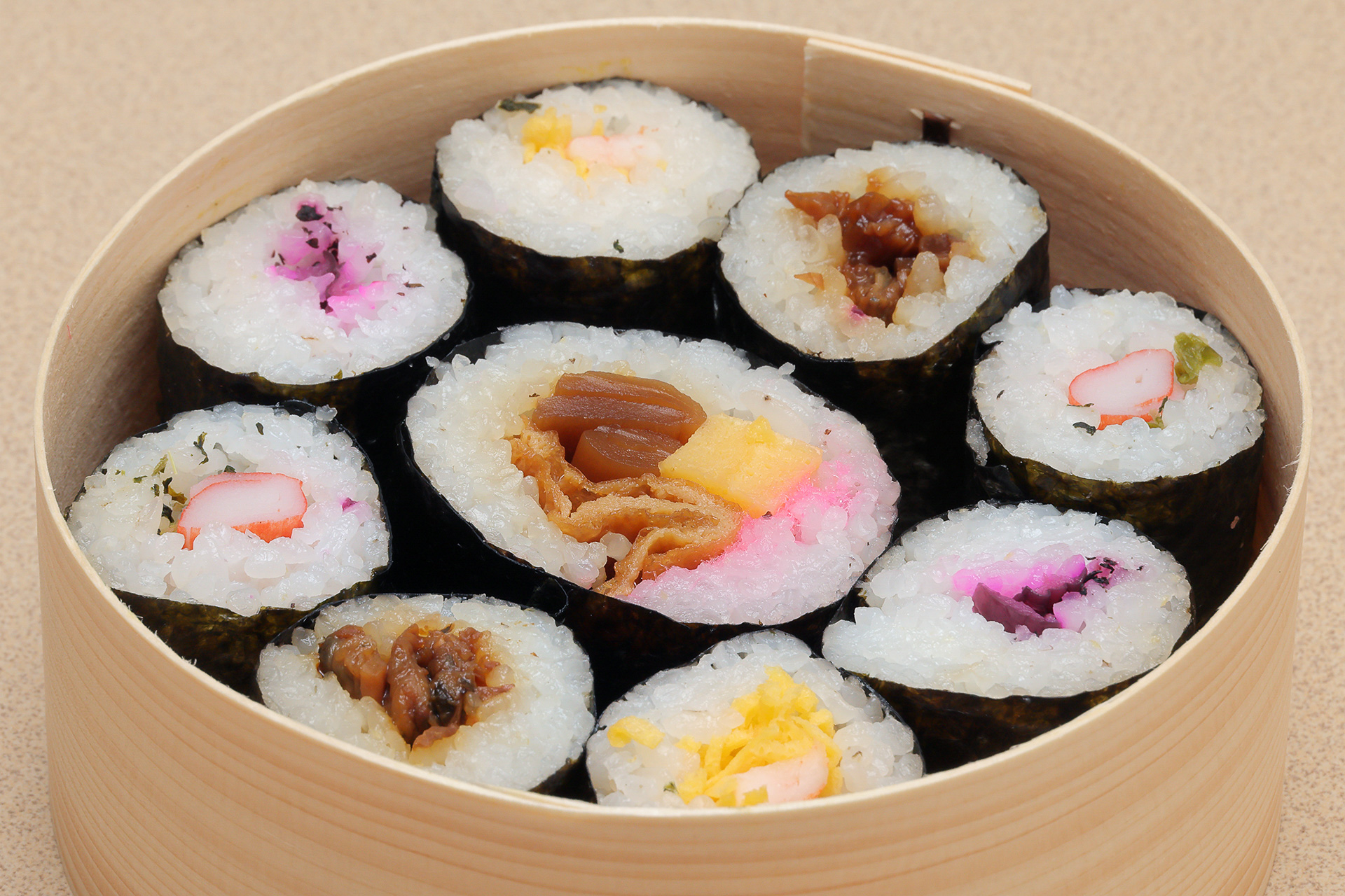 夜空にひらく打ち上げ花火をイメージした並びの海苔巻き