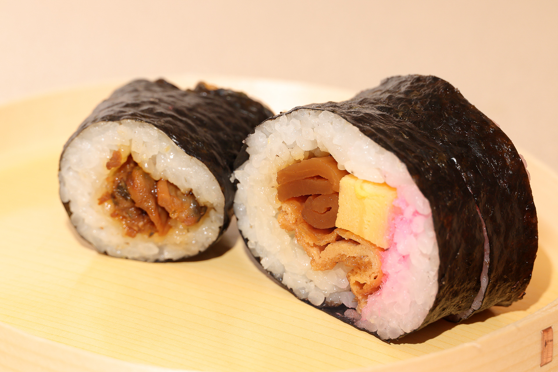 中央と周囲の海苔巻きサイズはかなり違います