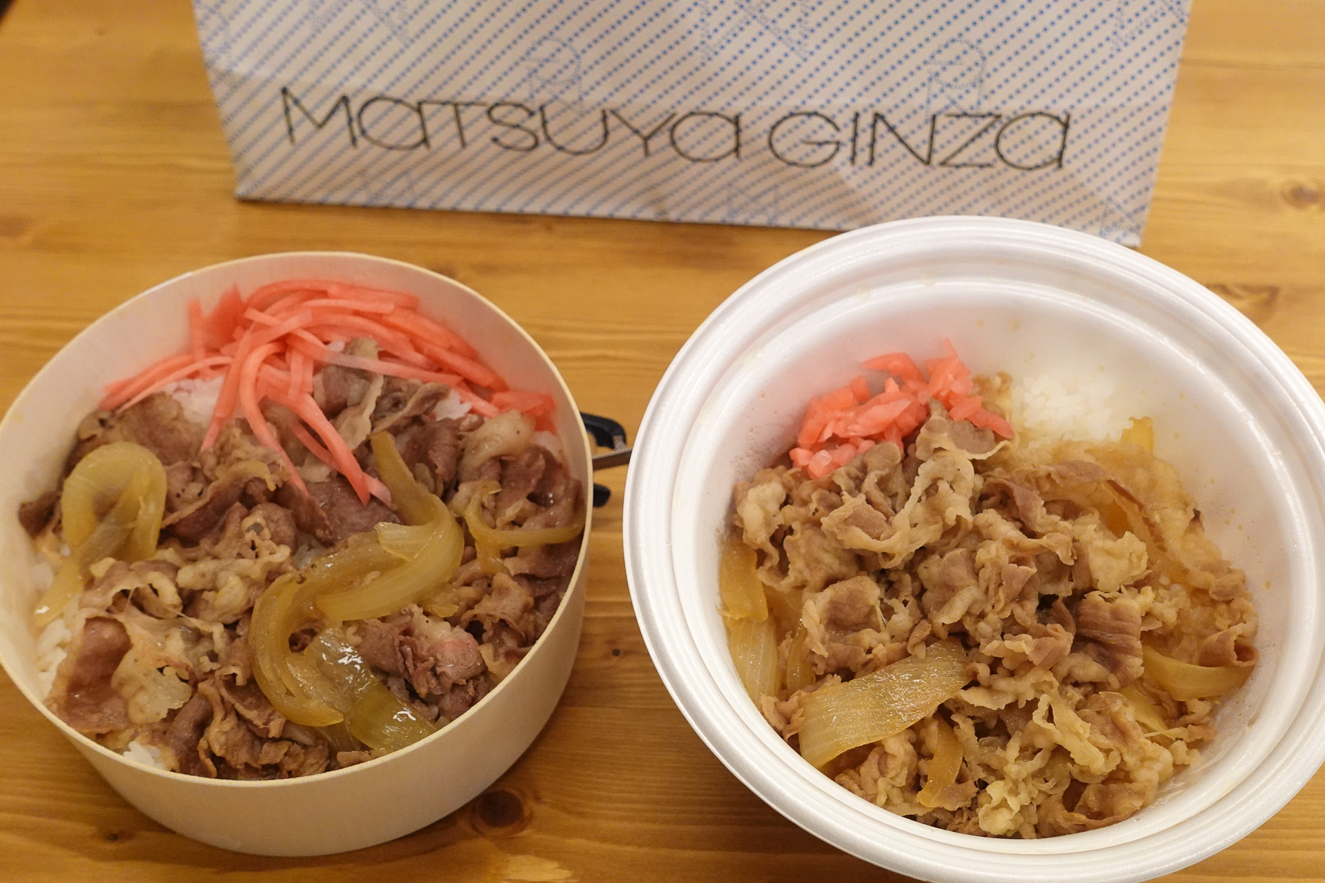 左が「神戸牛 牛めし」（1100円）、右が通常店舗の牛めし（430円）