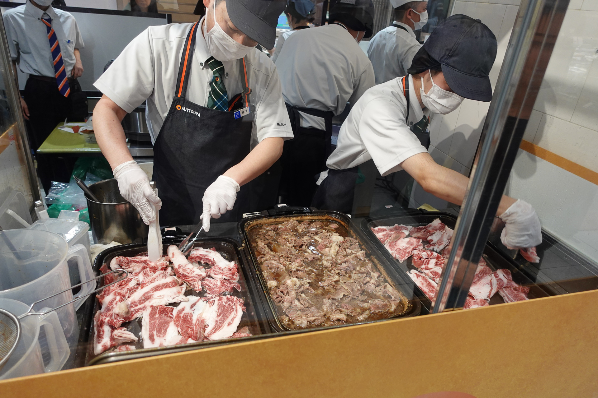 神戸牛 牛めしは、しっかりと焼き上げてから煮ている（店頭で許可を得て撮影）