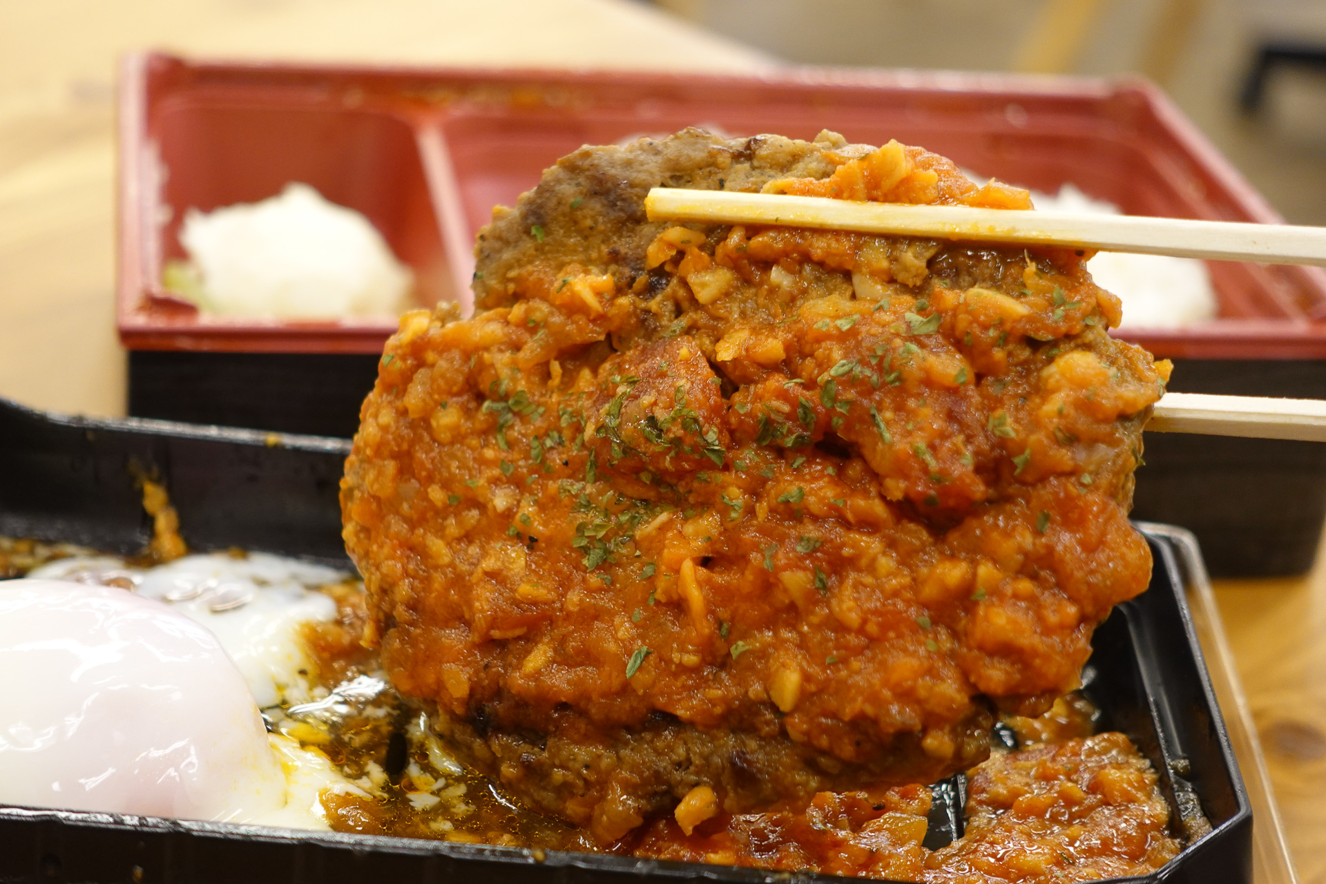 「国産黒毛和牛のうまトマハンバーグ」（1300円）