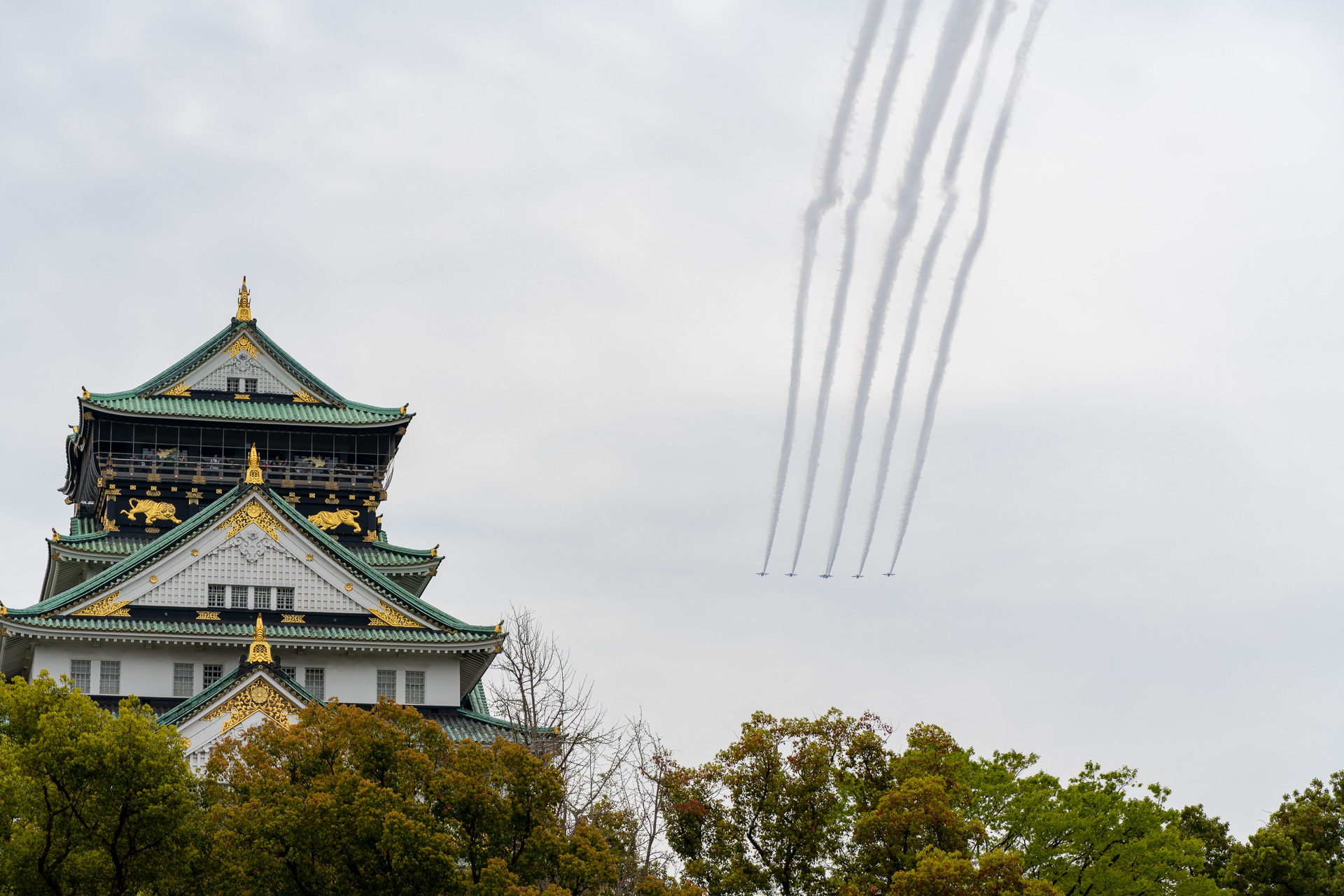 大阪府内での展示飛行は35年ぶり。写真は10日に実施した予行飛行の様子（大阪城公園から撮影）