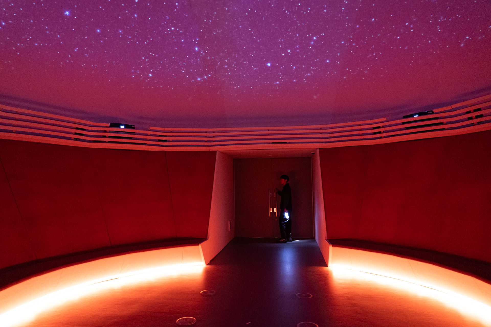 パビリオン内にある大きな球体空間では、ドーム状のスクリーンに映し出されるAI生成の映像「新たな幕開け」を鑑賞
