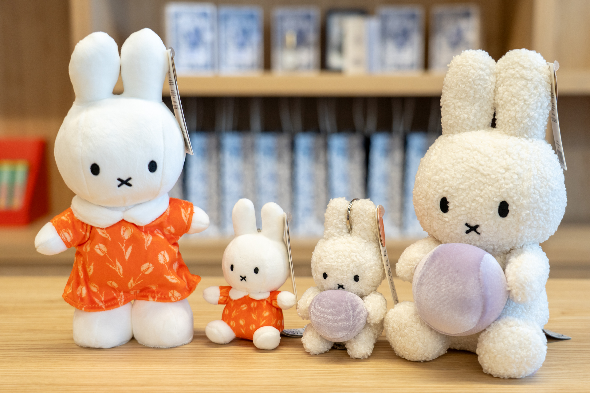 チューリップのドレスを着たミッフィーなど限定グッズを展開。オーブを抱えたミッフィーのぬいぐるみがかわいい！