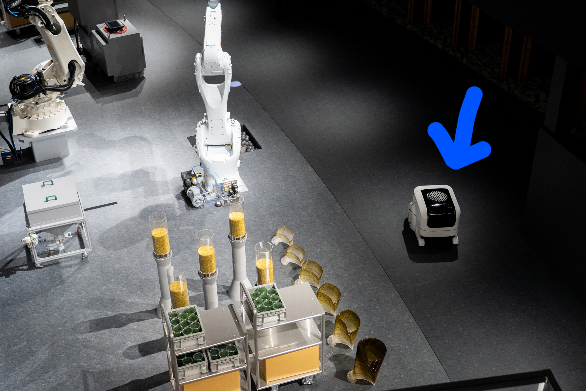 そのまわりをちょこまか動くロボットがなんだかとてもかわいいのだ