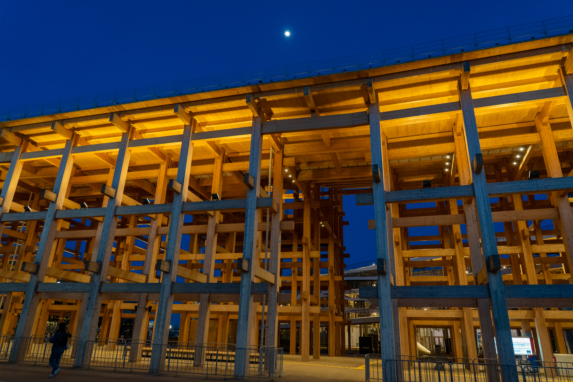 大屋根リングの上に月