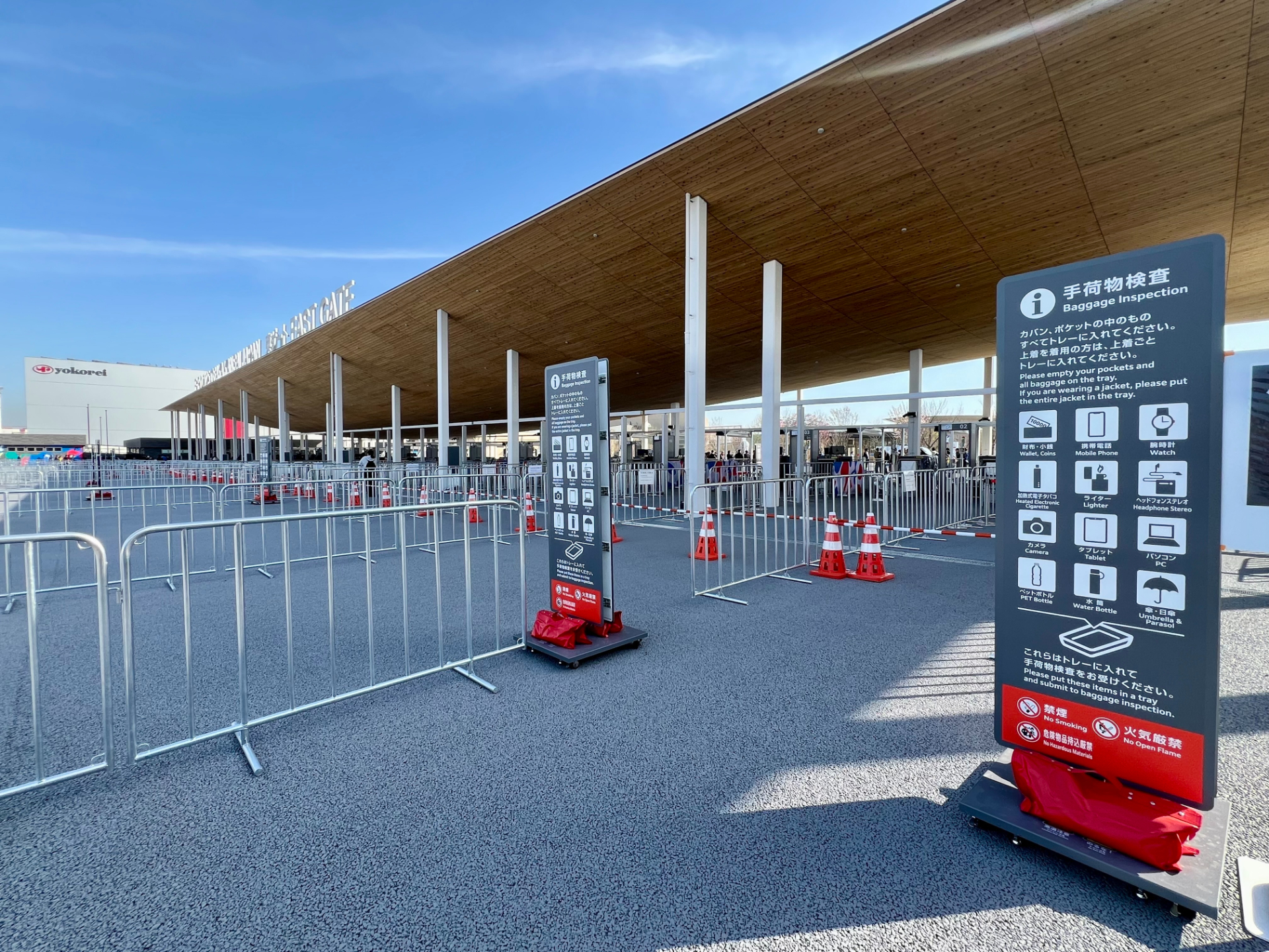 万博では入場ゲートで手荷物検査を実施。コインロッカーと喫煙所はゲート外にしかないが、再入場レーンで行き来できる
