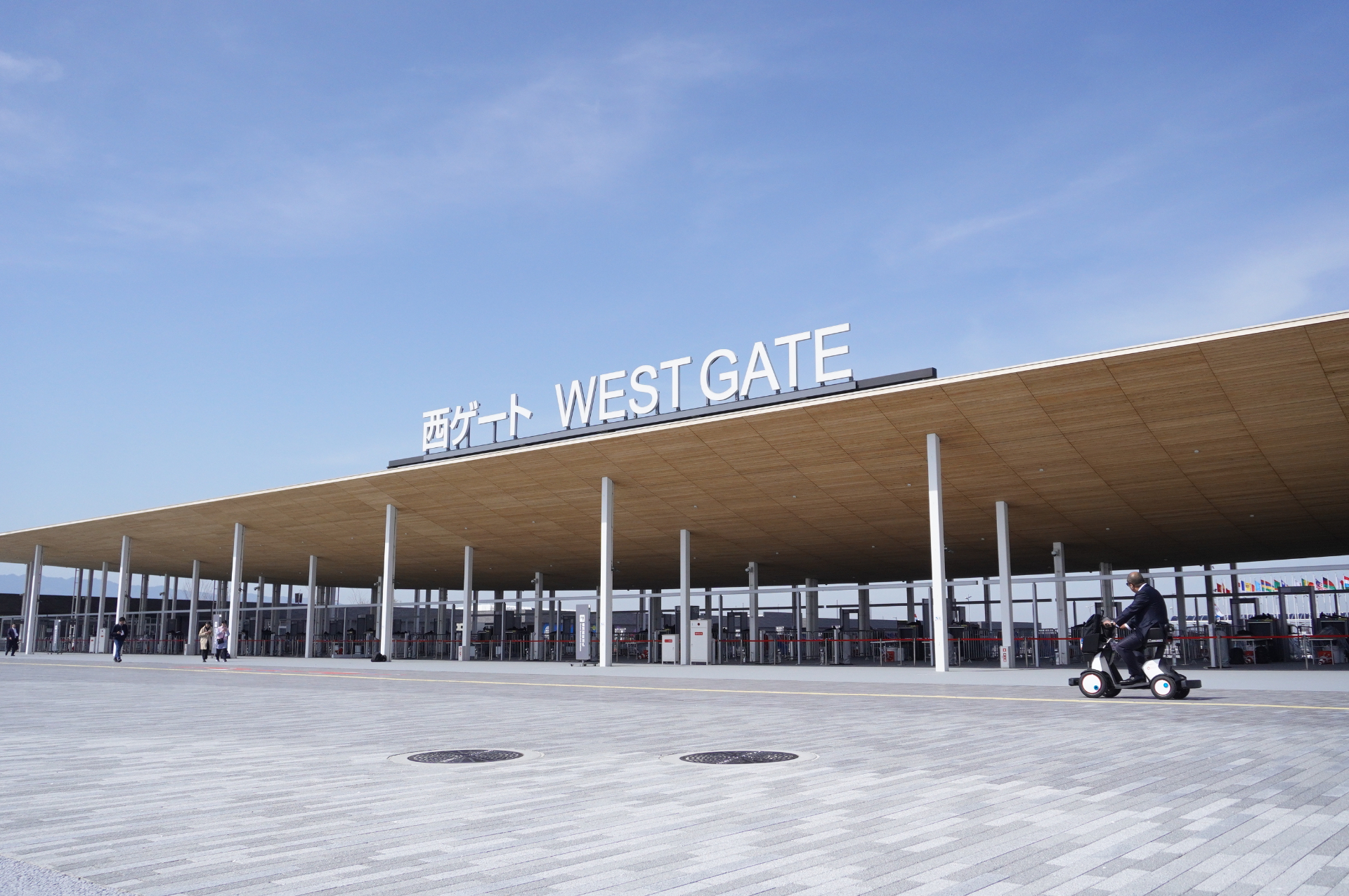 入場ゲートではX線検査装置と係員の目視による手荷物検査を実施