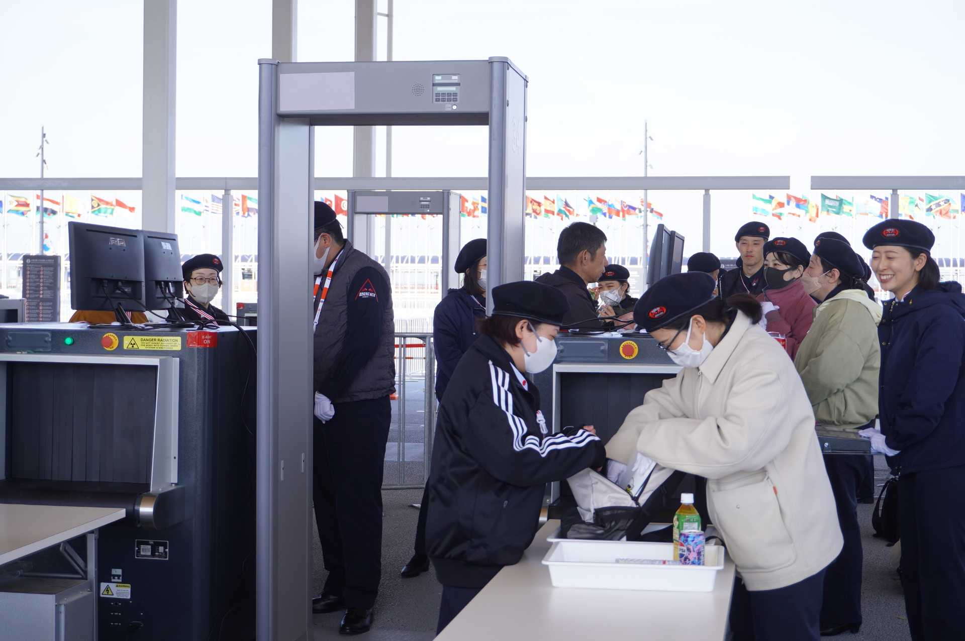 写真は、入場ゲート係員がさまざまな来場客を想定したシミュレーションを行なっている様子