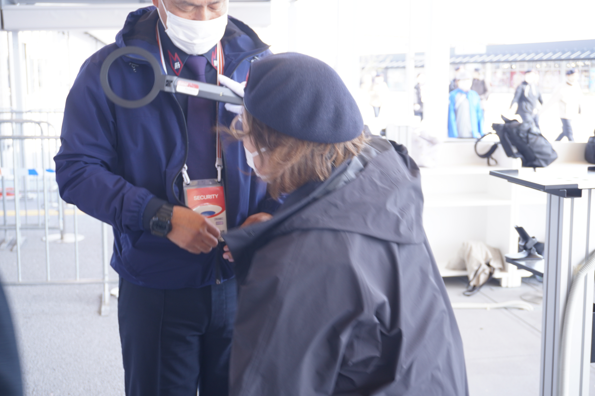 写真は、入場ゲート係員がさまざまな来場客を想定したシミュレーションを行なっている様子