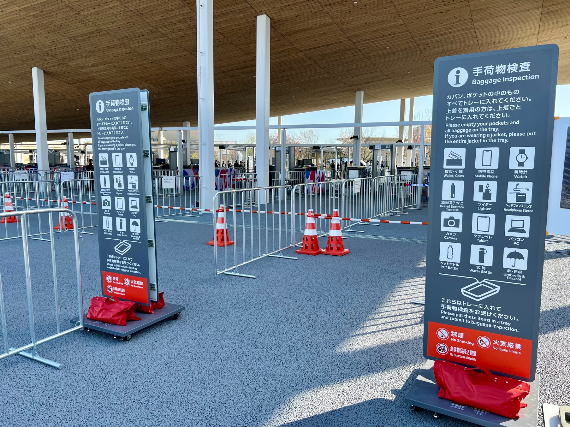 入場ゲートではX線検査装置と係員の目視による手荷物検査を実施