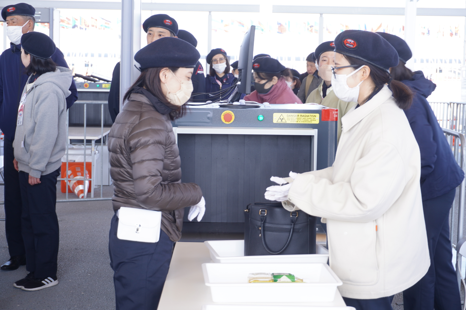 写真は、入場ゲート係員がさまざまな来場客を想定したシミュレーションを行なっている様子