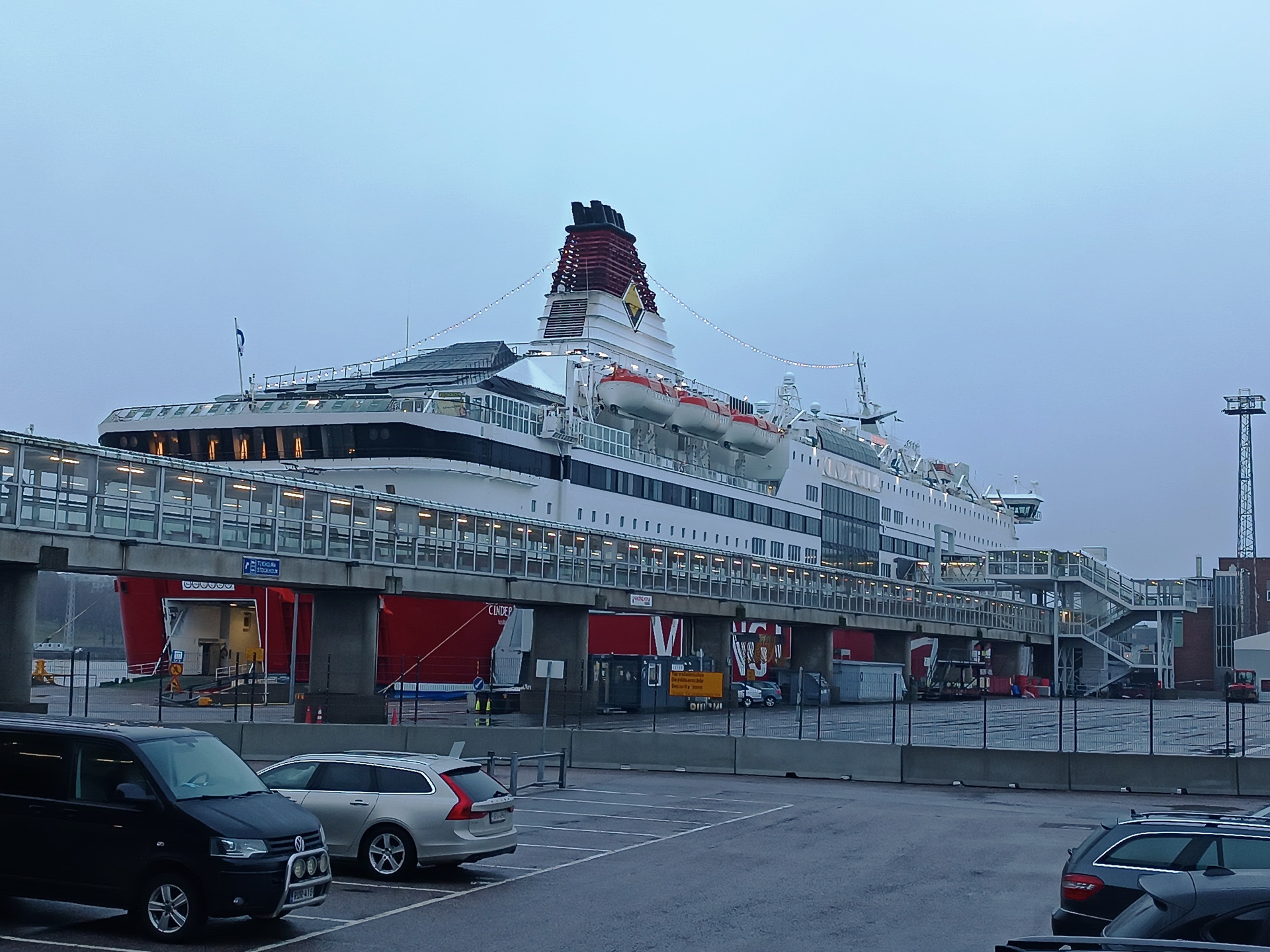 バー、レストラン、ショップ、カジノコーナー、ゲームコーナーのほか、生演奏やディスコタイムも