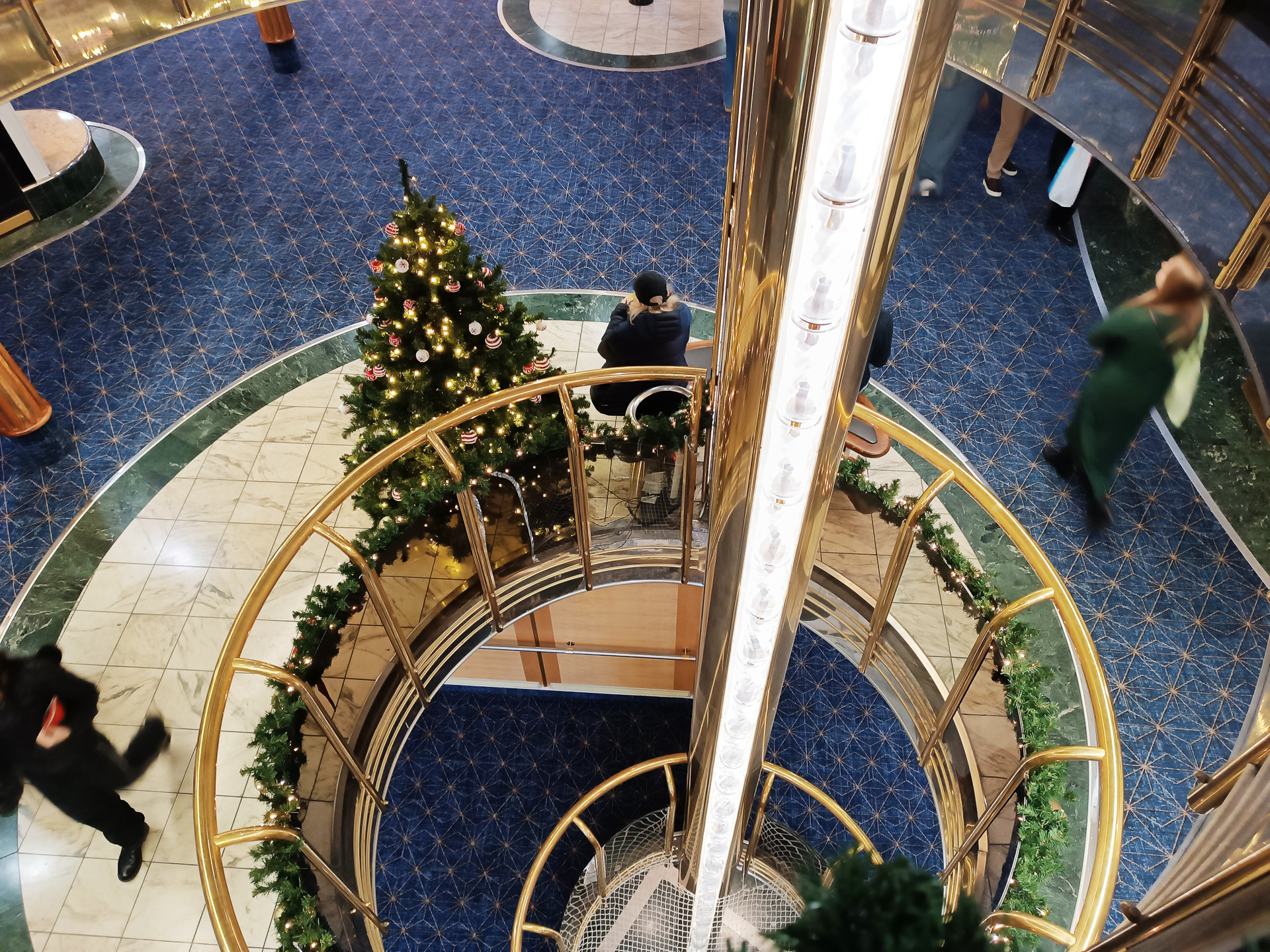 バー、レストラン、ショップ、カジノコーナー、ゲームコーナーのほか、生演奏やディスコタイムも