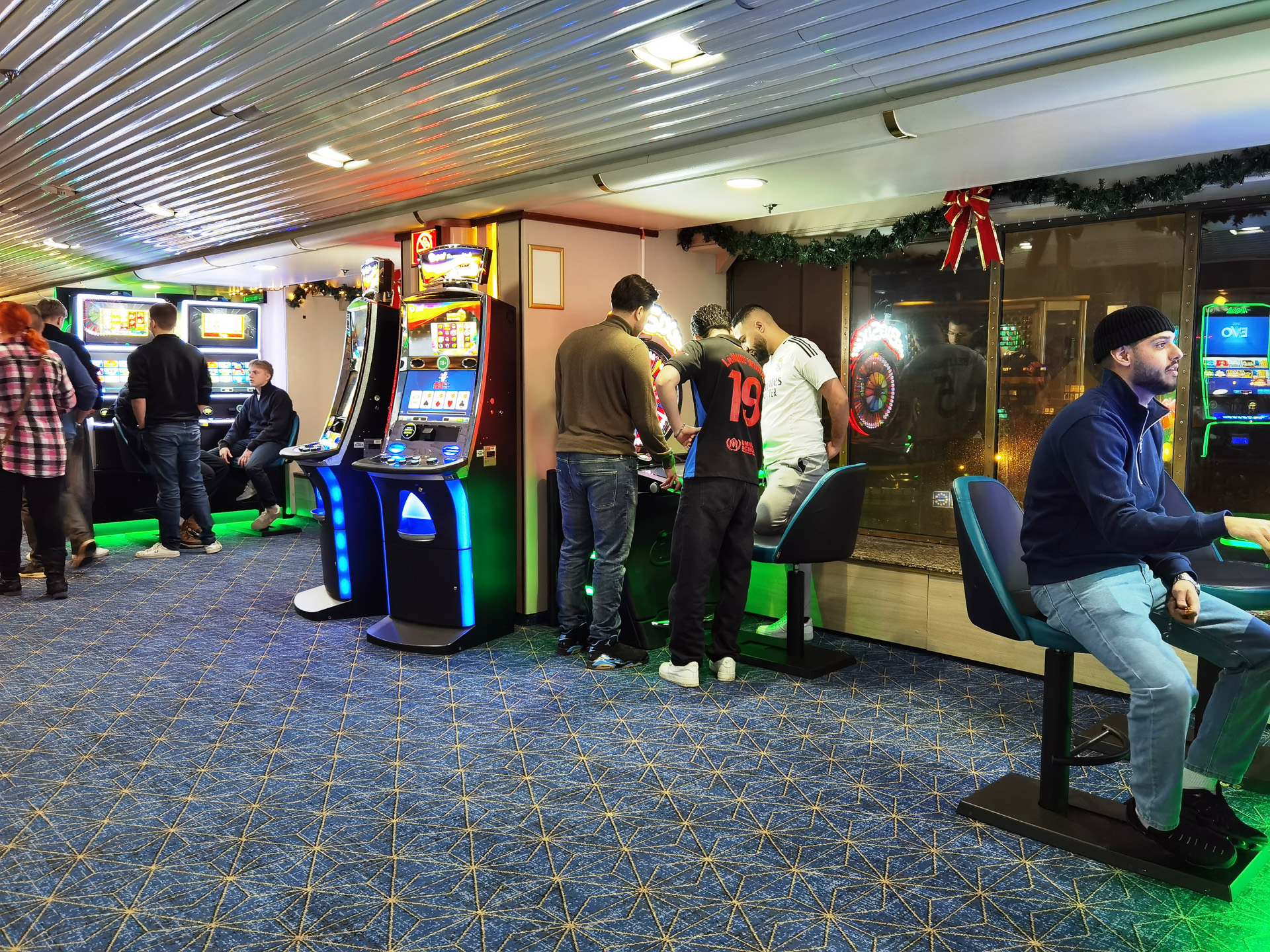 バー、レストラン、ショップ、カジノコーナー、ゲームコーナーのほか、生演奏やディスコタイムも