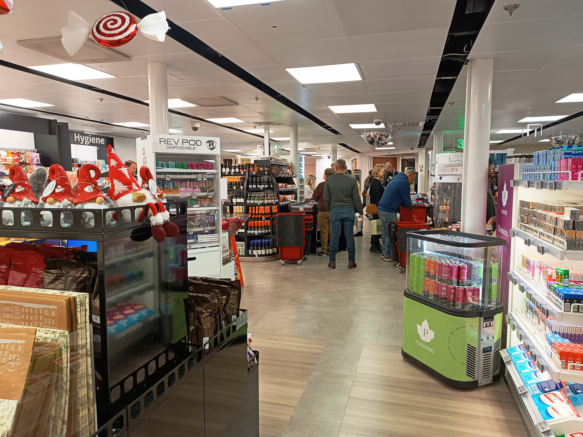 バー、レストラン、ショップ、カジノコーナー、ゲームコーナーのほか、生演奏やディスコタイムも