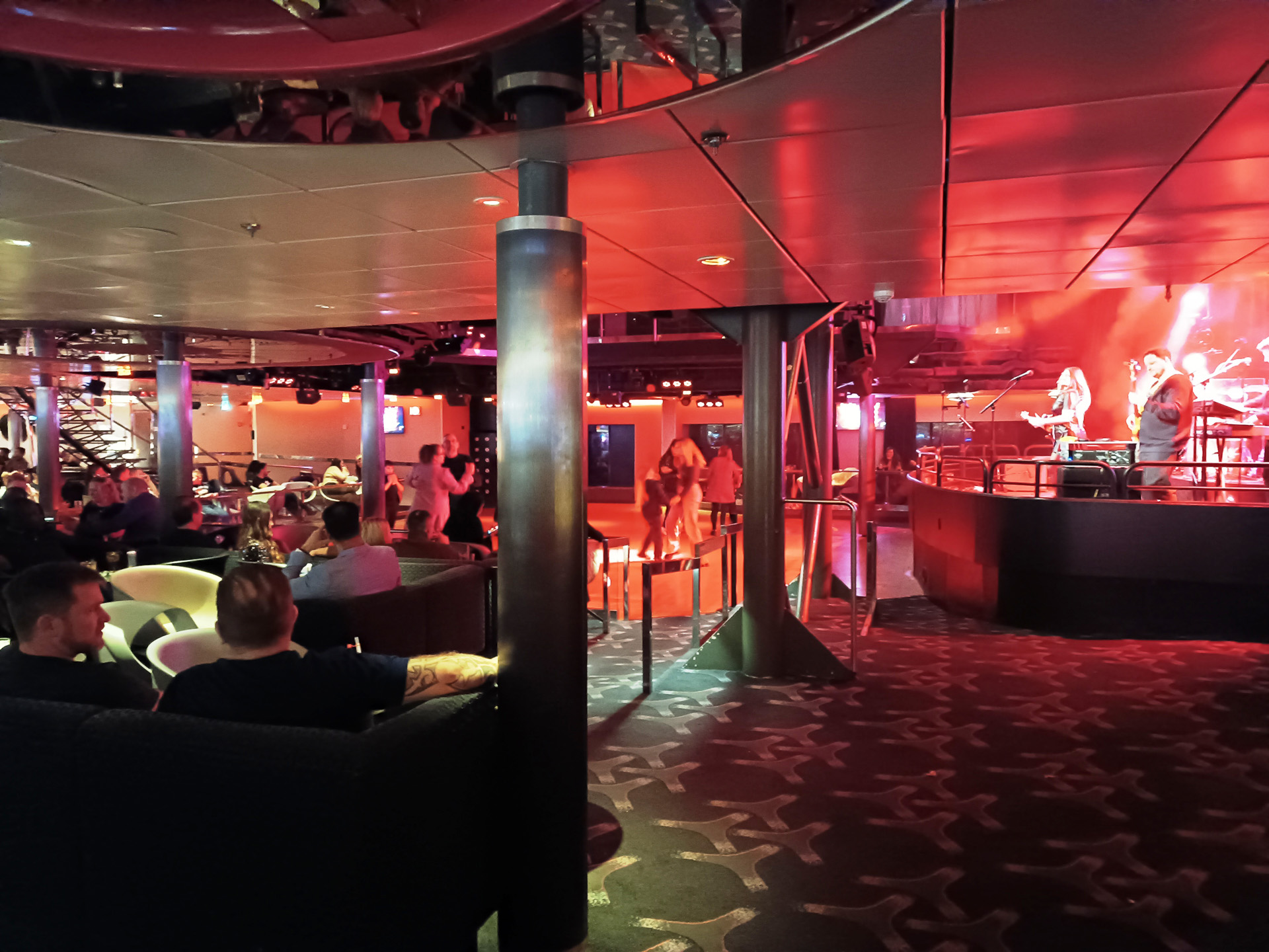 バー、レストラン、ショップ、カジノコーナー、ゲームコーナーのほか、生演奏やディスコタイムも