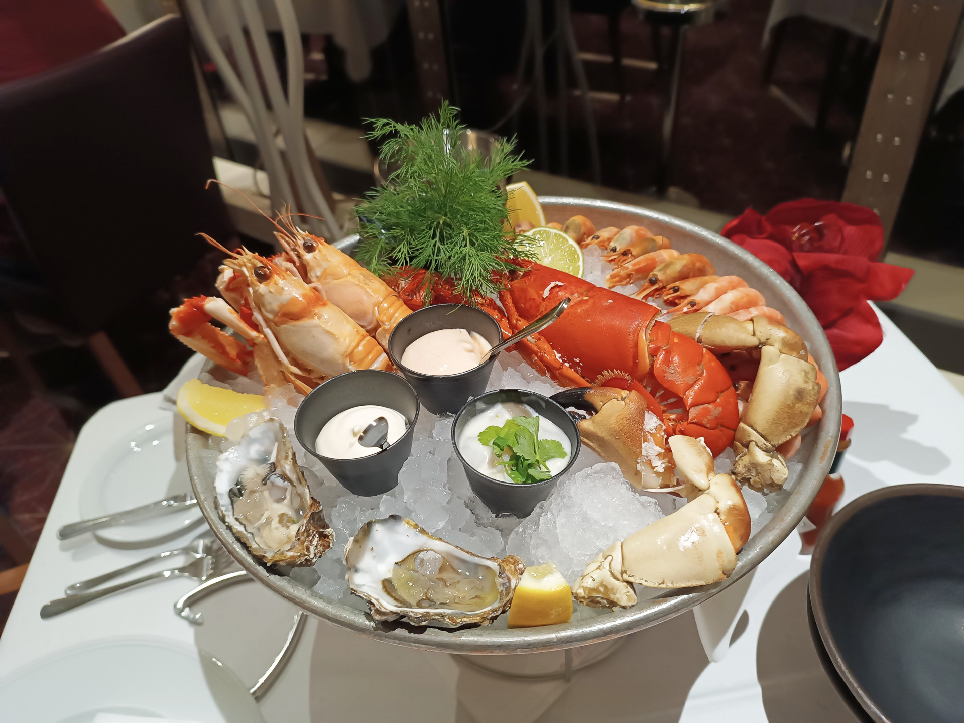 バー、レストラン、ショップ、カジノコーナー、ゲームコーナーのほか、生演奏やディスコタイムも